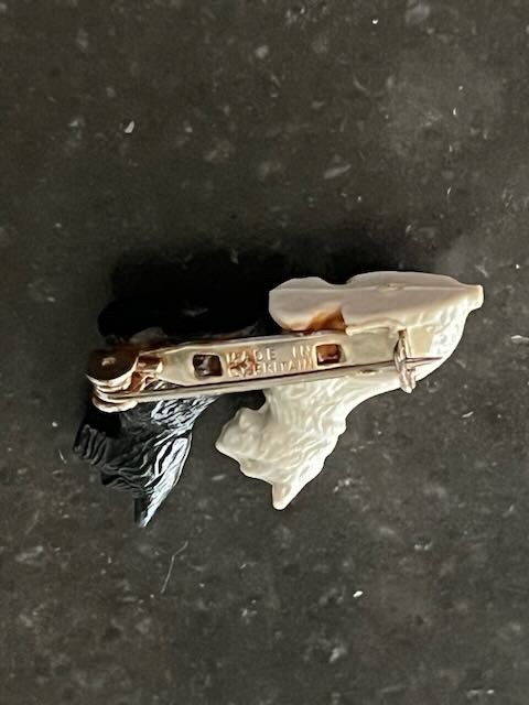 Vintage 2 SCOTTIE TERRIER DOGS *BLACK-WHITE *PIN-BROOCH *GREAT BRITAIN *C CLASP
