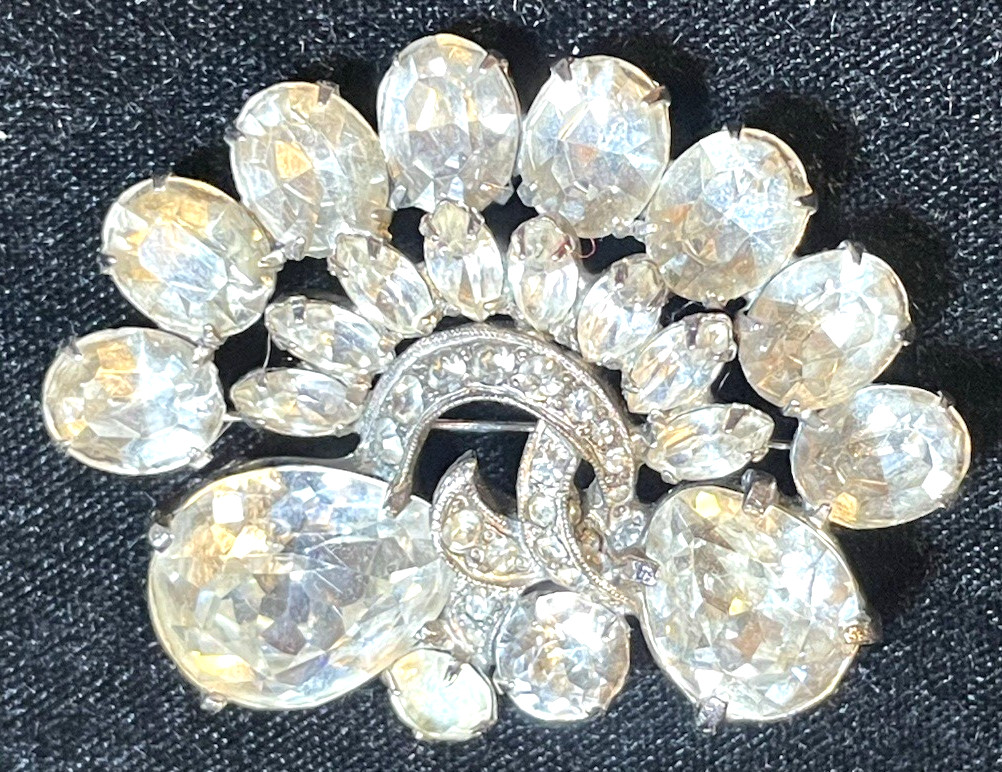 VTG 1940s EISENBERG CLEAR RHINESTONE BROOCHSIGNED SCRIPT E RHODIUM PLATED DOME