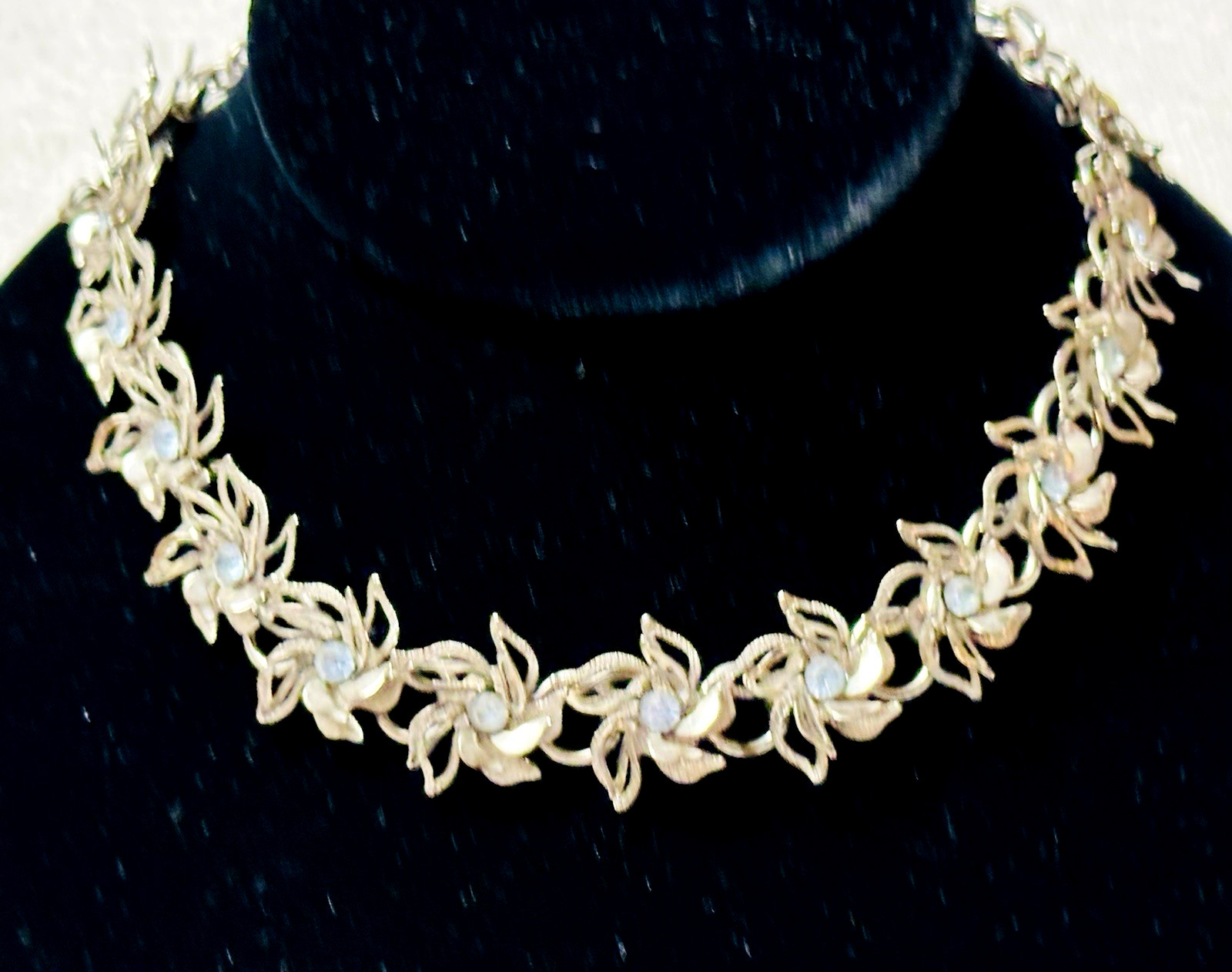 Vintage Mid Century Raised Flower Blue Rhinestone Collar Choker Necklace n908