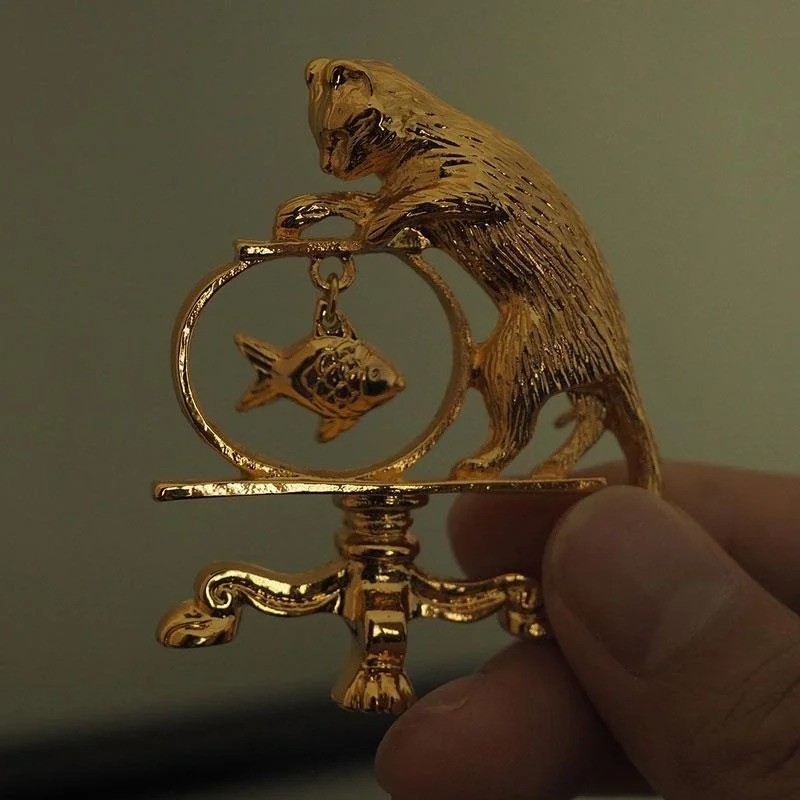 Vintage Cat Fishing Brooch Gold Plated Animal Pin Retro Cute Zinc Alloy Jewelry
