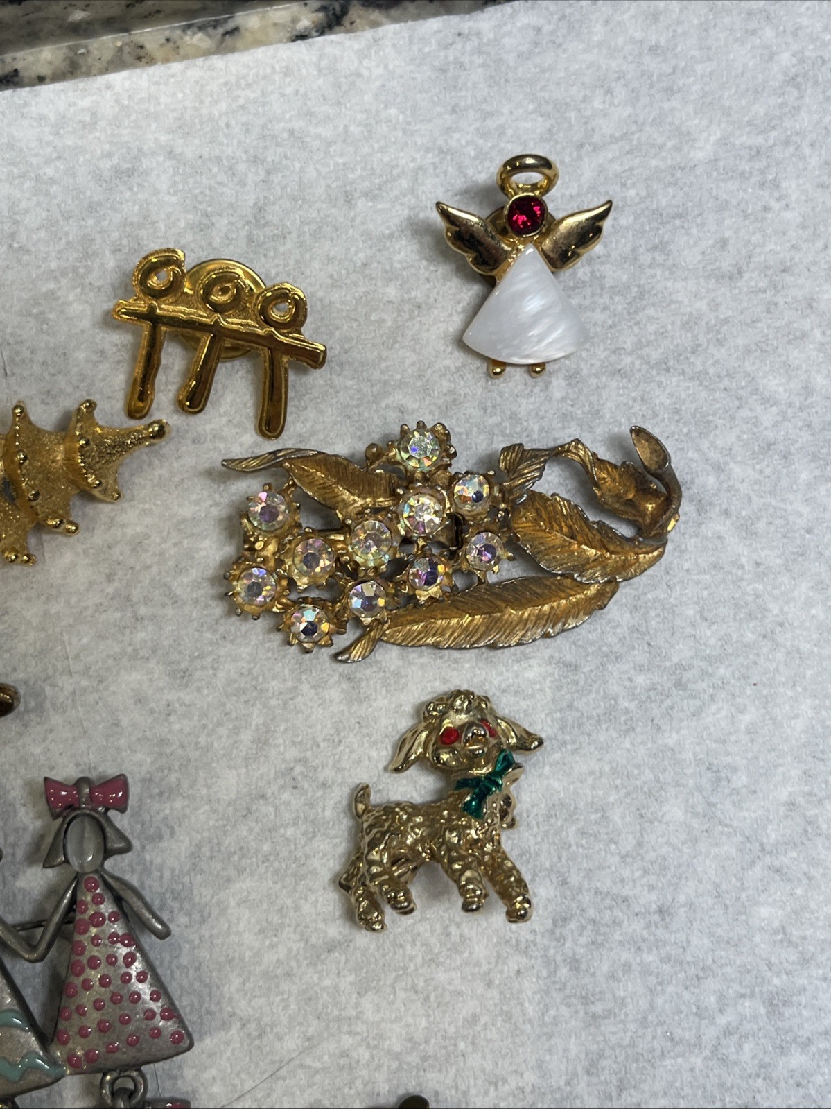 Vintage Brooch Pin Lot Gold Tone Silver Tone Mixed Materials 33 Pc Stones Ect