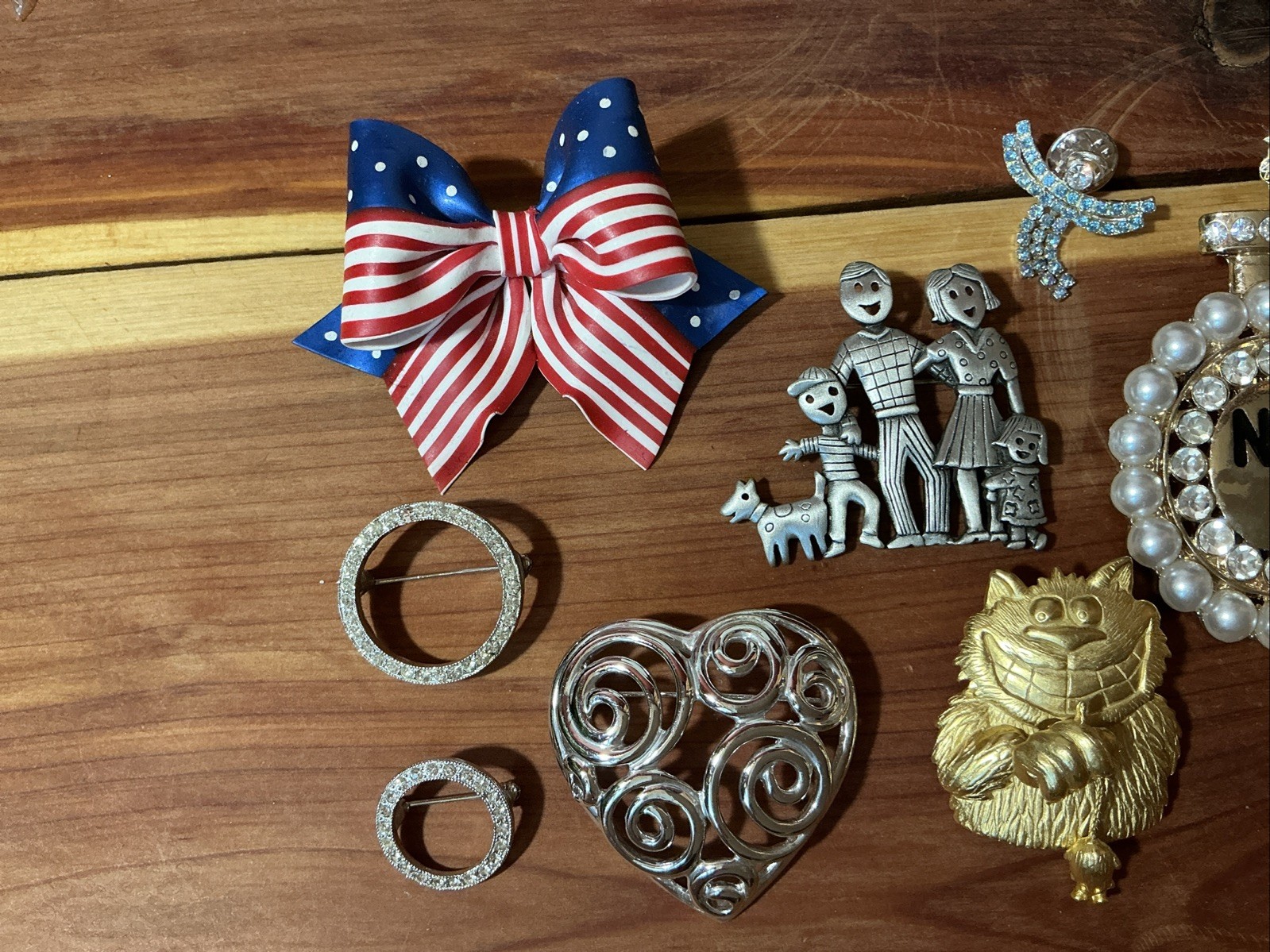 Vtg Jewelry Lot Of 10 JJ DM & Unsigned Mixed Metals Brooches Color Stones