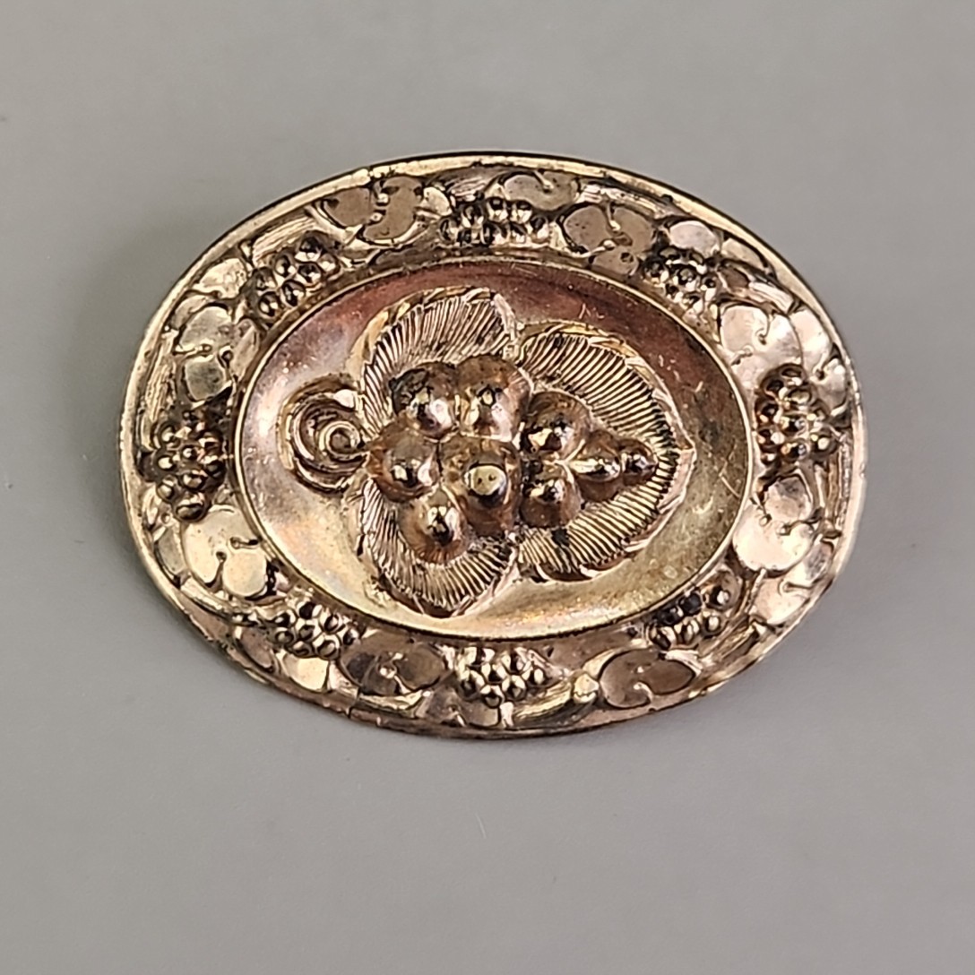 Antique Puffy Brooch Grape Leaf Oval Gold Filled Early 1900s 1 5/8″