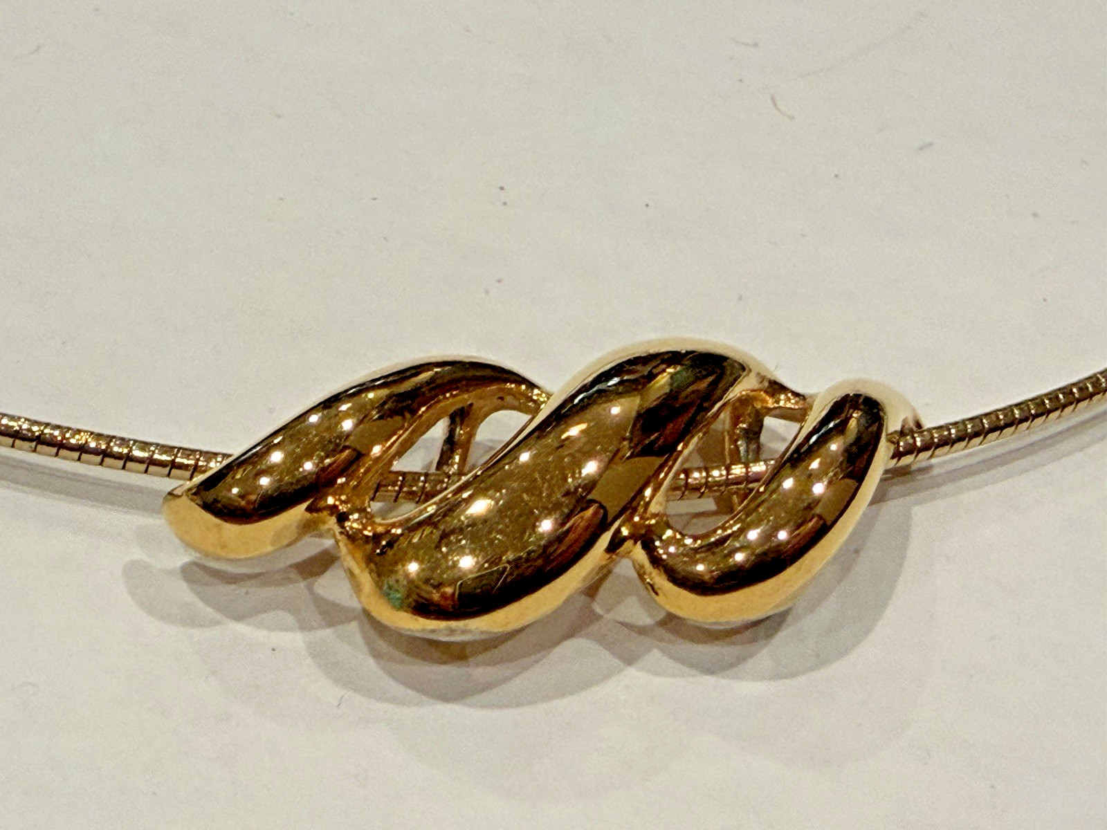 LIZ & CO. OMEGA SNAKE CHAIN CHOKER GOLD SLIDE SWIRL PENDANT Necklace 1980S EUC