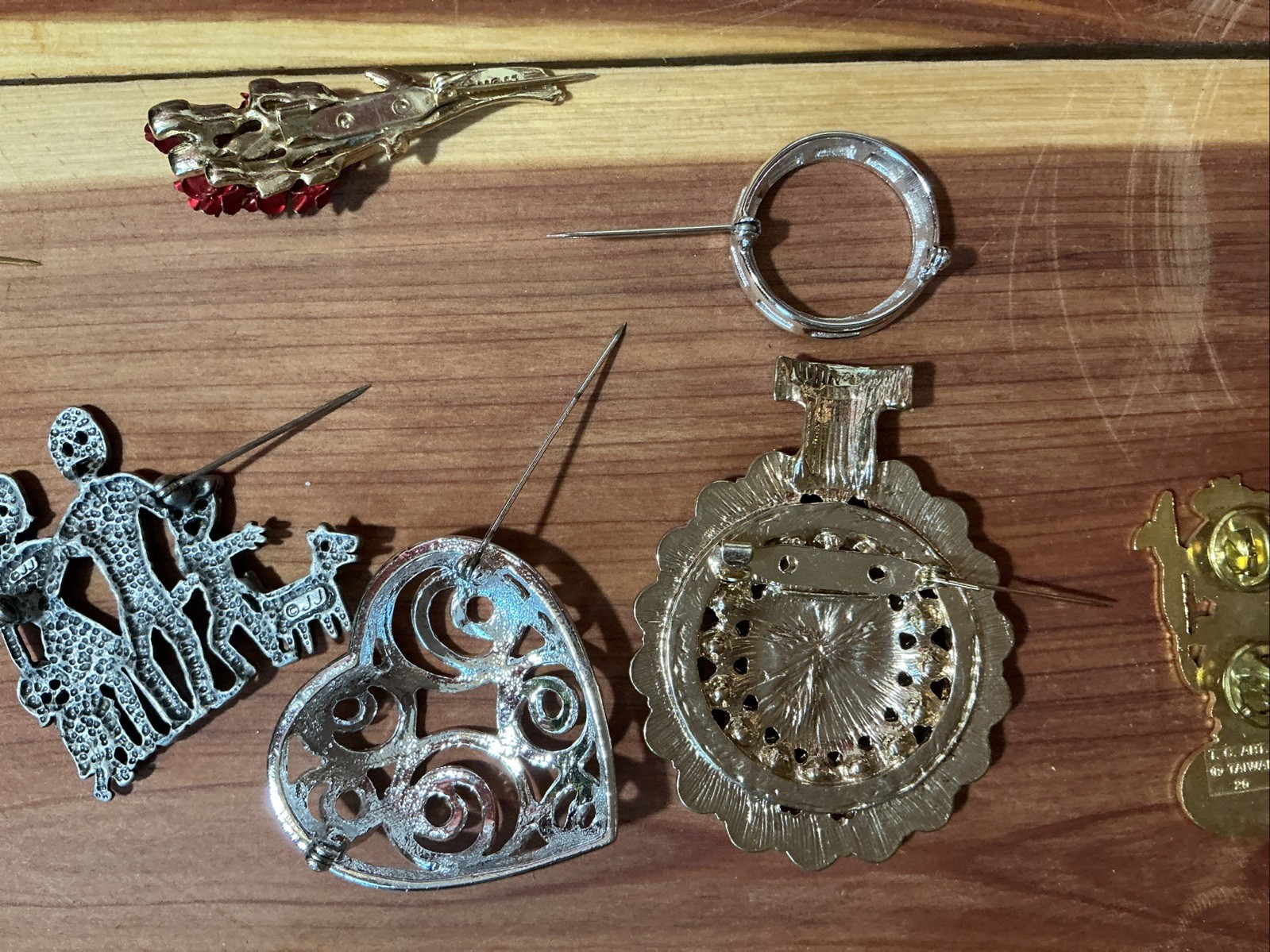 Vtg Jewelry Lot Of 10 JJ DM & Unsigned Mixed Metals Brooches Color Stones