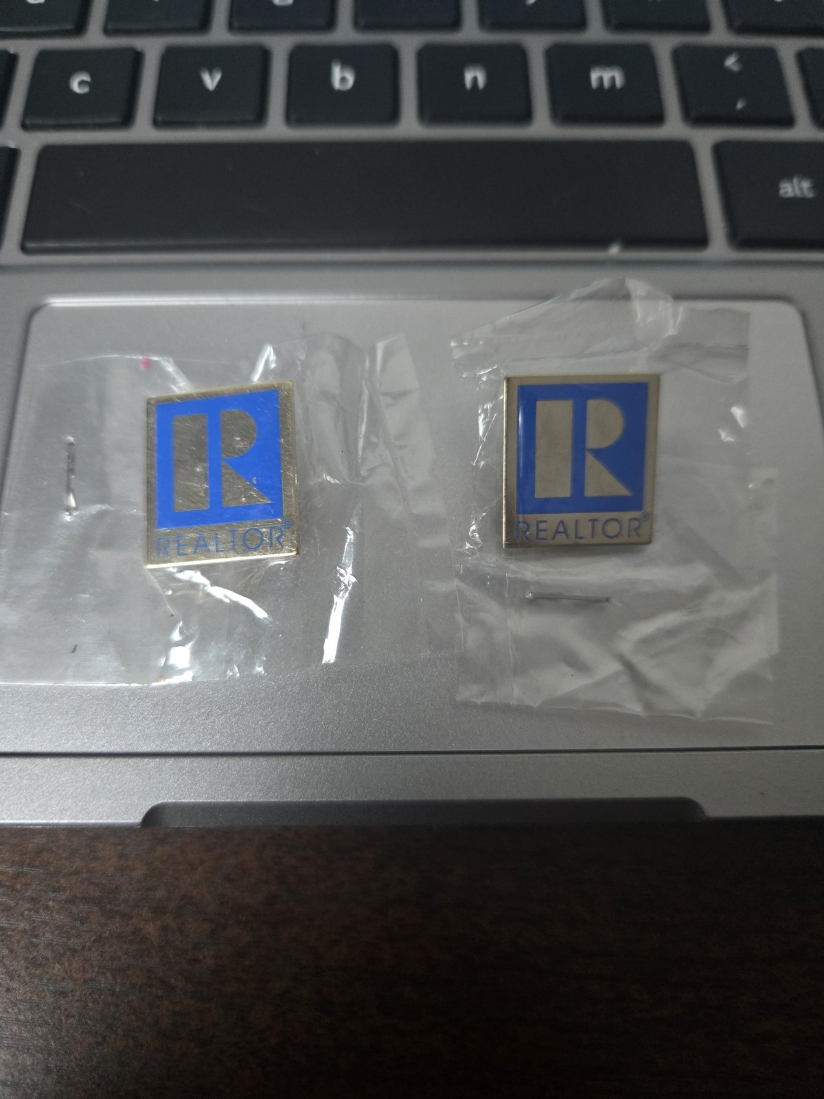 Realtor R Tie Tack Enamel Service Lapel Pin Badge Blue Enamel Real Estate Sales