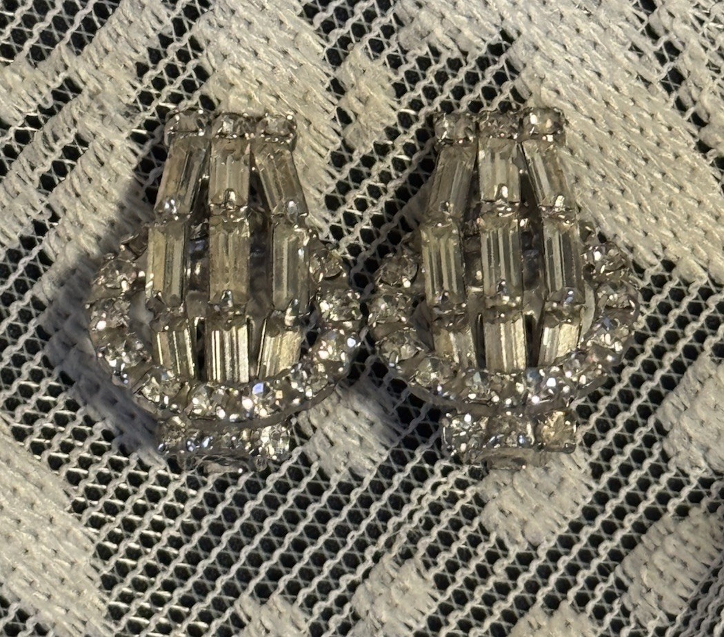 Vintage Art Deco Unsigned Kramer Silvertone Clear Crystal Rhinestone Earrings