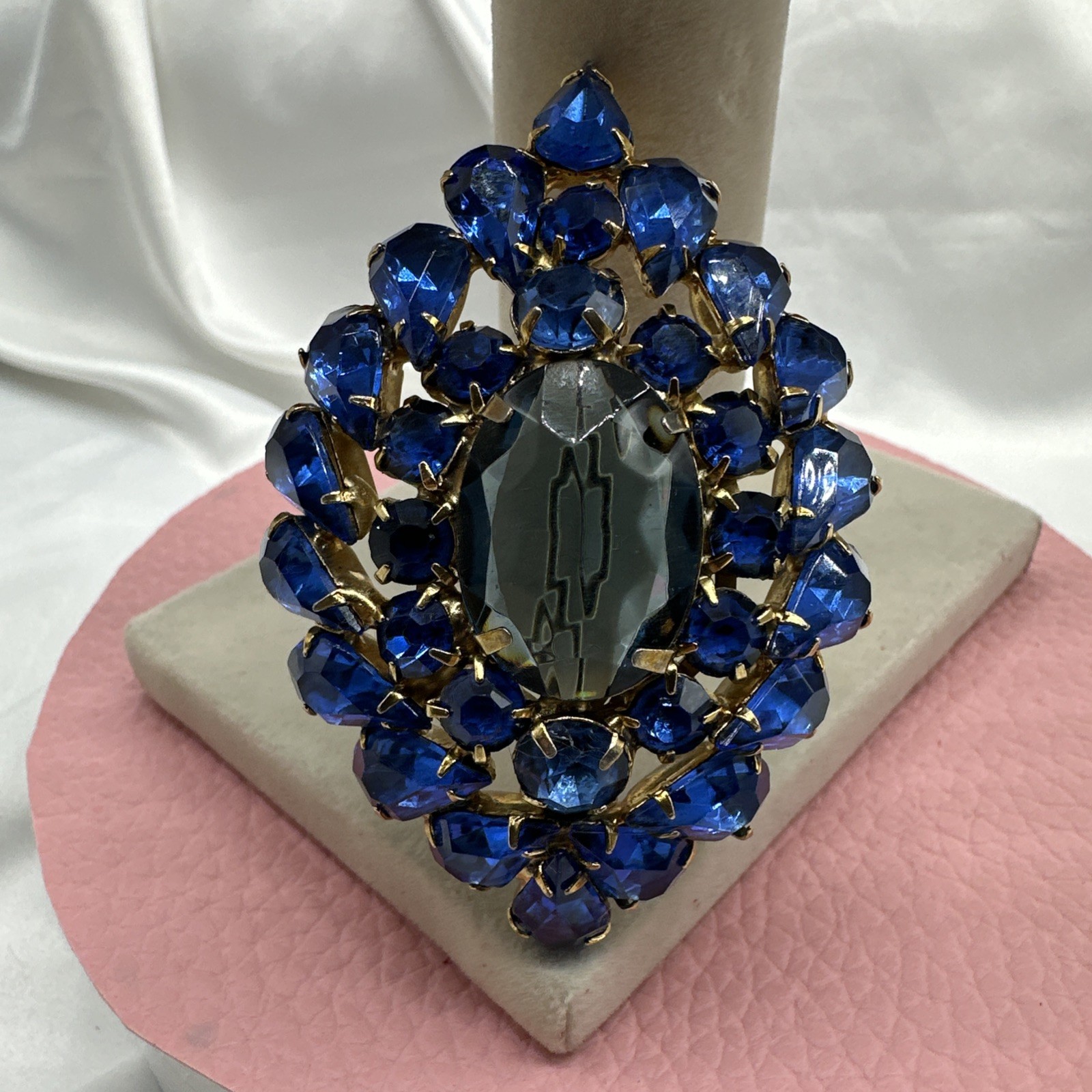 Vtg Unique Exclusive Oval Domed Blue Austrian Crystal Brooch. See pics.