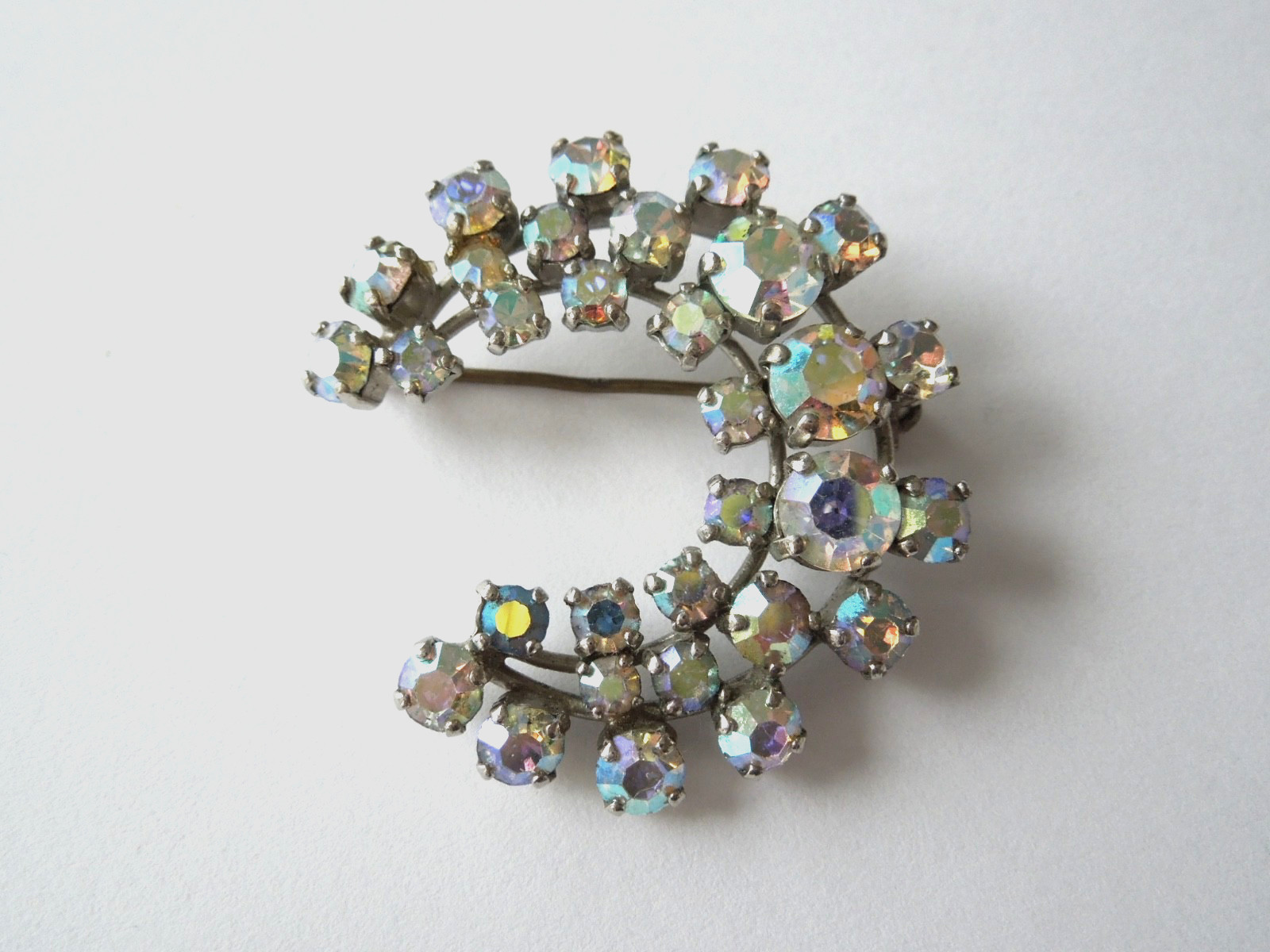 Vintage Brooch Rhinestones Aurora Borealis 7.2 G / 3.6 X 3.3 Cm