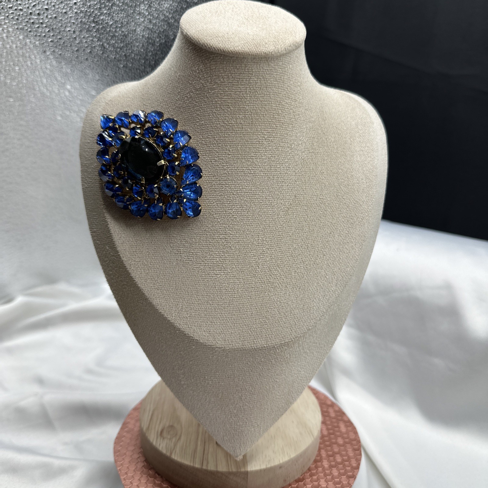 Vtg Unique Exclusive Oval Domed Blue Austrian Crystal Brooch. See pics.