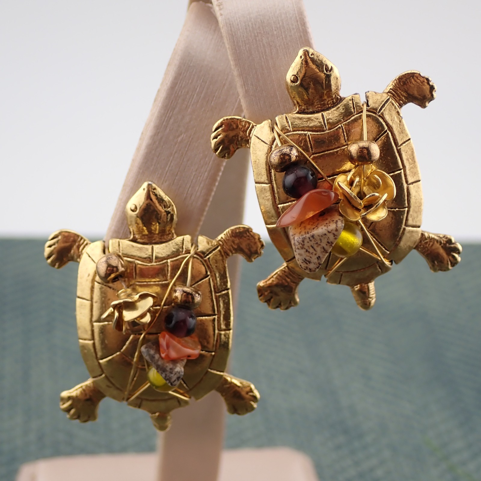 Vintage Robert Rose Agate Chip Turtle Gold Tone Clip Earrings