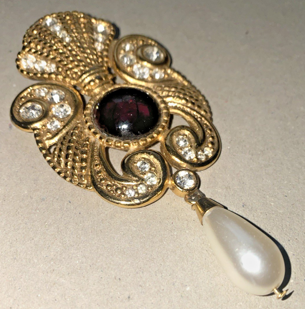 JEFF LIEB AMETHYST CABOCHON GOLD TONE BROOCH with TEARDROP FAUX PEARL VINTAGE