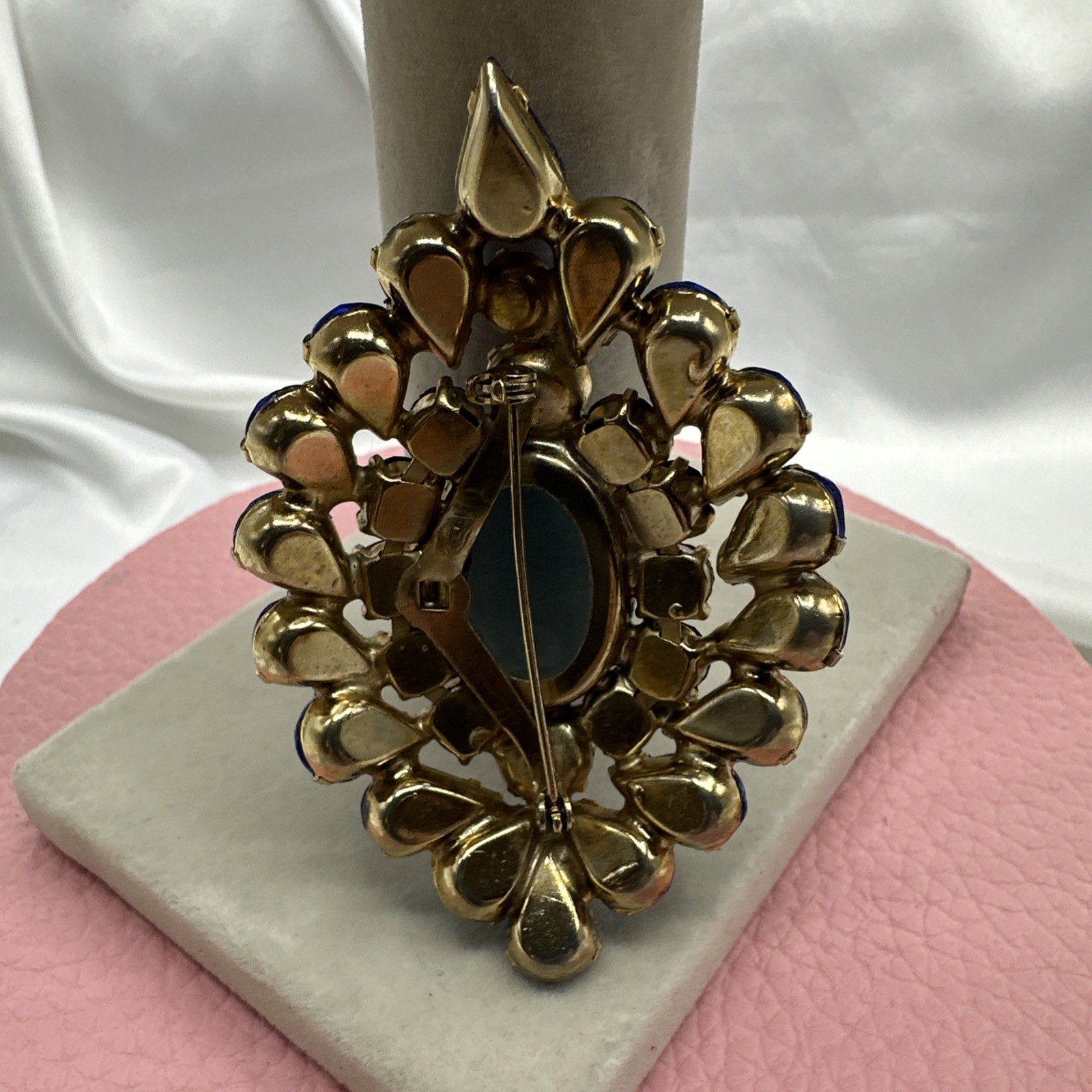 Vtg Unique Exclusive Oval Domed Blue Austrian Crystal Brooch. See pics.