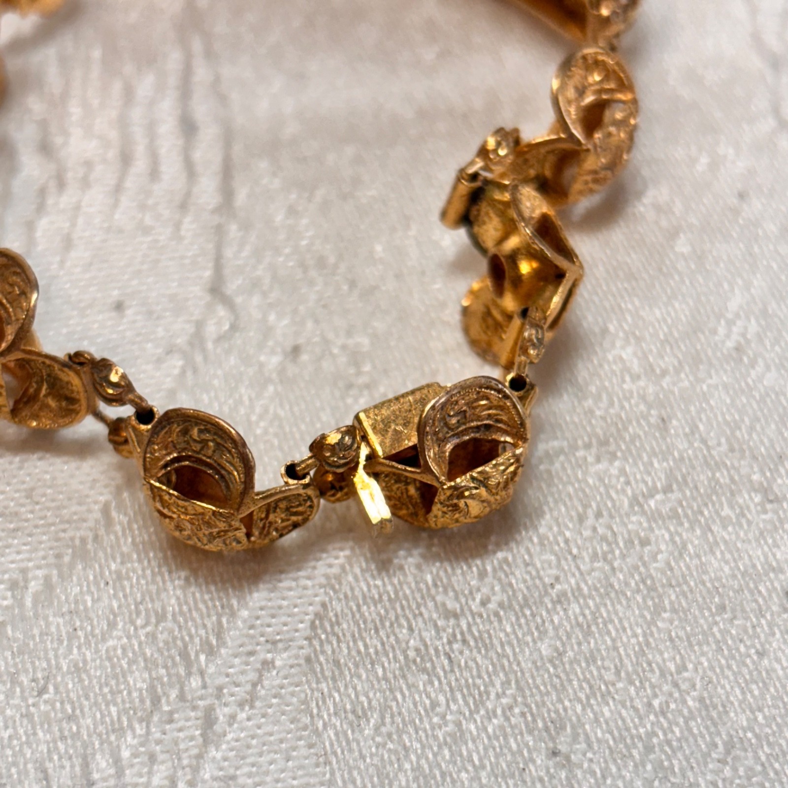 BRACELET goldtone metal temple lightweight box clasp NO BELL vintage 6 1/4″ circ