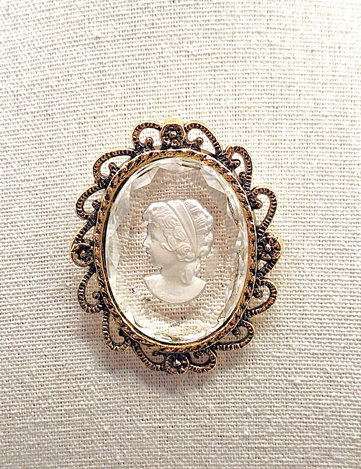 Vtg RARE Left Facing Gold-tone Oval Beveled Glass Intaglio Cameo Brooch Pendant