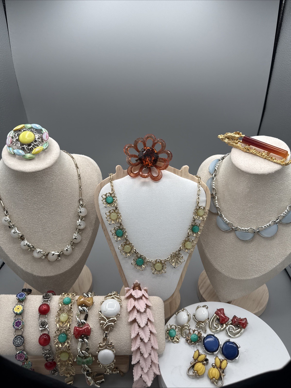 VTG 6 Lot Of Thermoset 6 Bracelets,3 Necklaces And 5 Pair Of Earrings,3 Pins