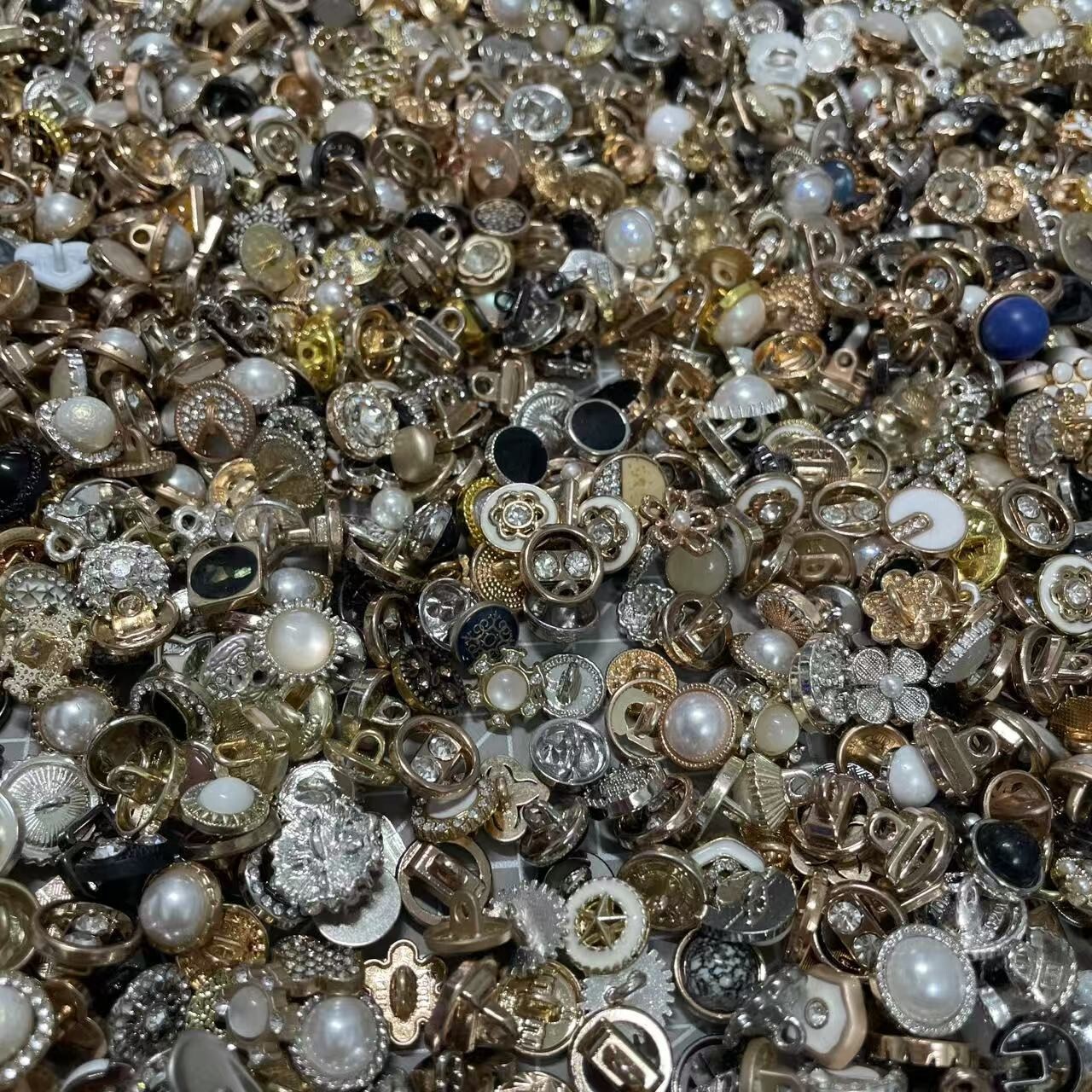 Vintage-now Costume Jewelry makeing Lots button Read Description 50pcs