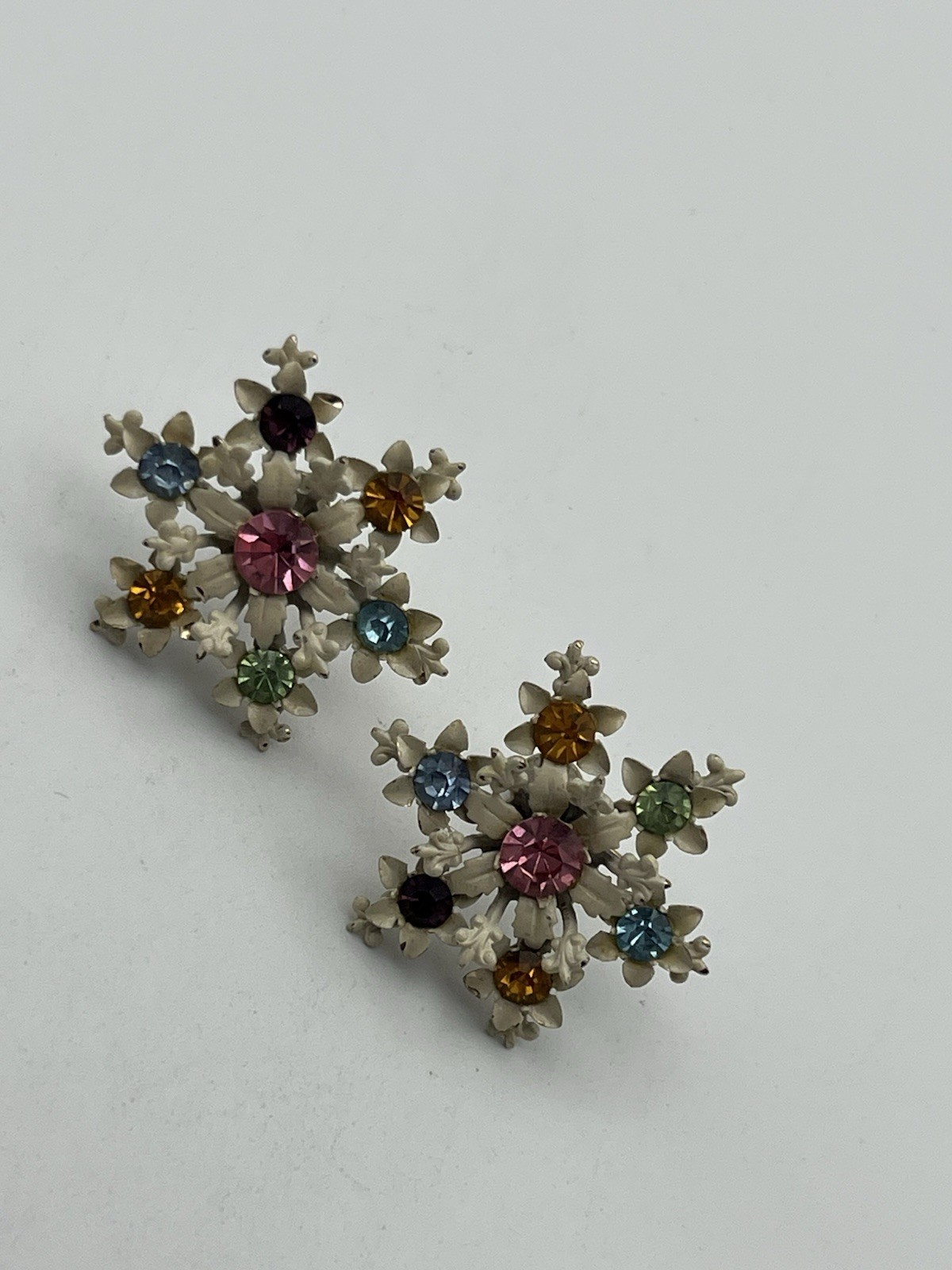 1960’s white enamel colorful rhinestone flower screw back vintage earrings