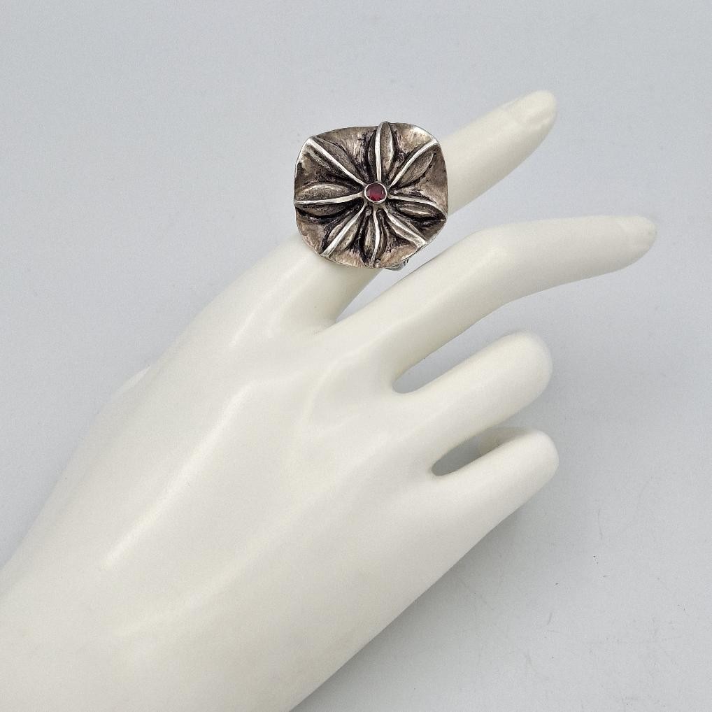 Vintage 925 Sterling Silver Round Red Topaz Flower Seed Pod Statement Ring sz 8
