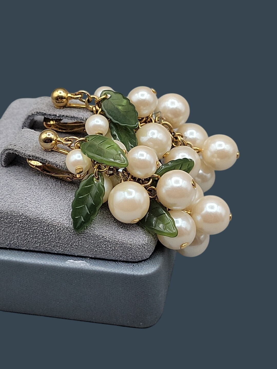 Vtg Avon Pearlesque Grape Cluster Dangling Post Earrings 1997 Faux Jade Accent