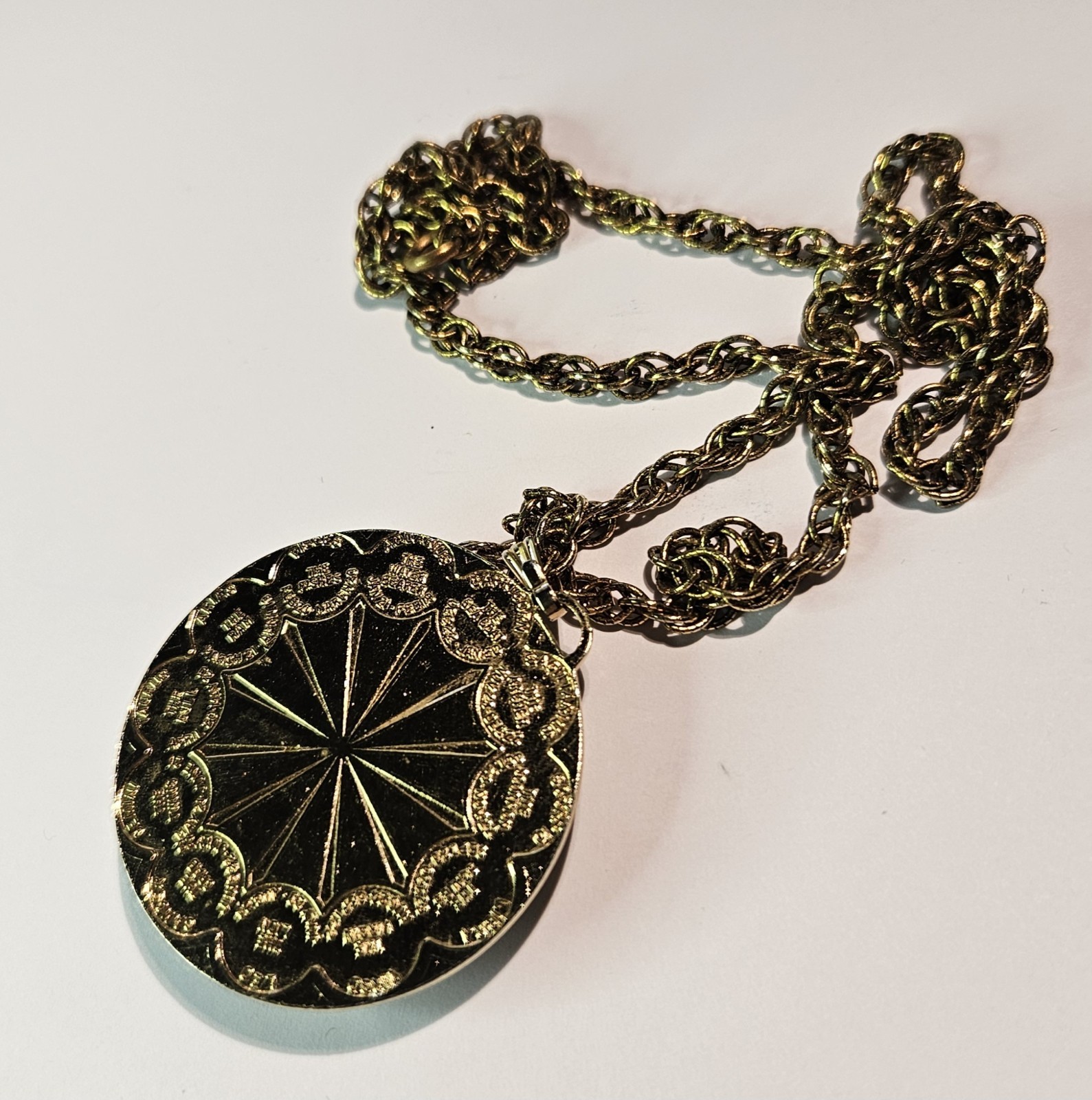 VINTAGE STYLE GOLD-TONE PENDANT NECKLACE ON LINKED 26″ BRIDED CHAIN
