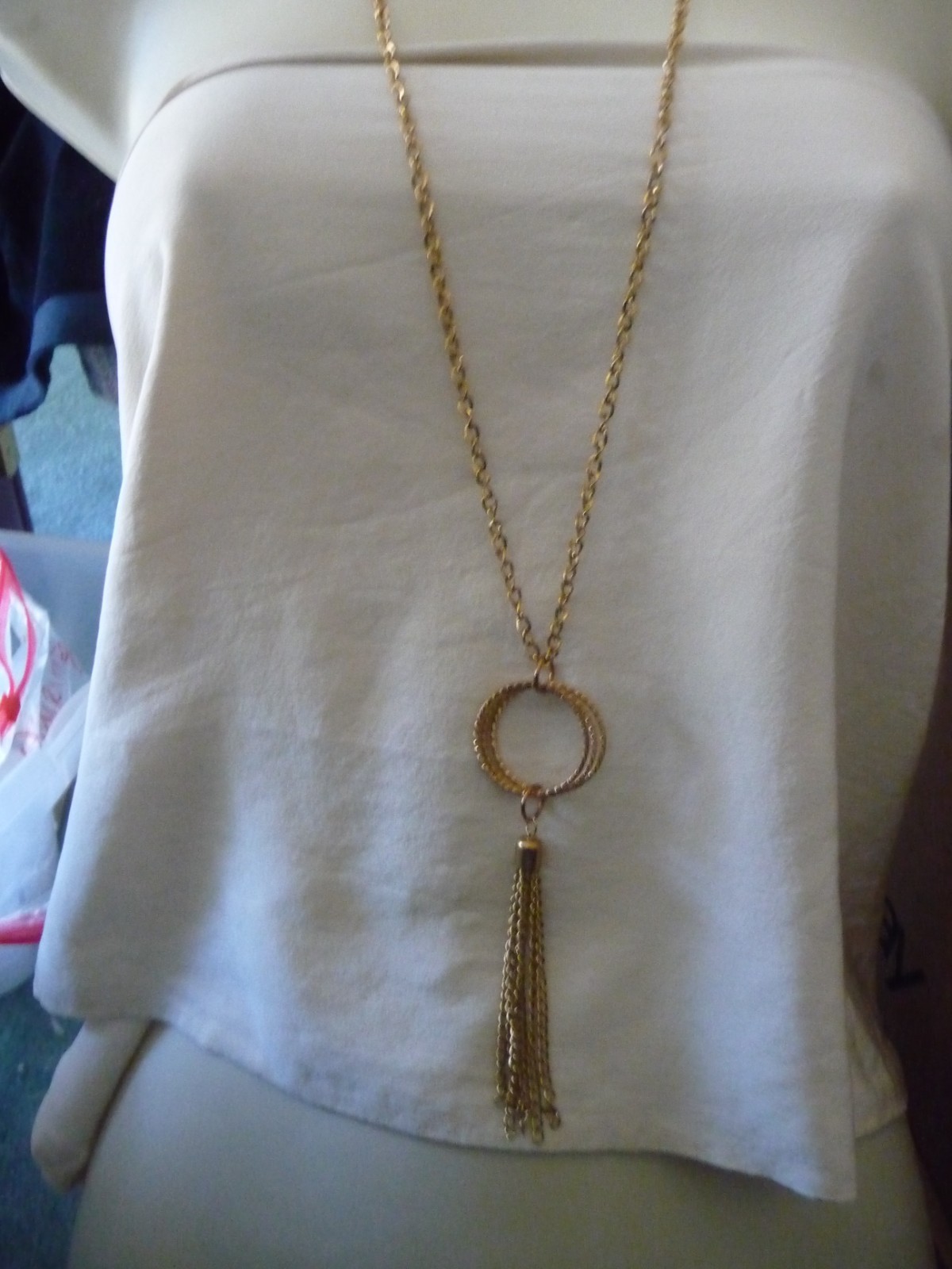 PENDANT GOLD TONE CIRCLE W CHAIN TASSEL ON CHAIN NECKLAC #16/8