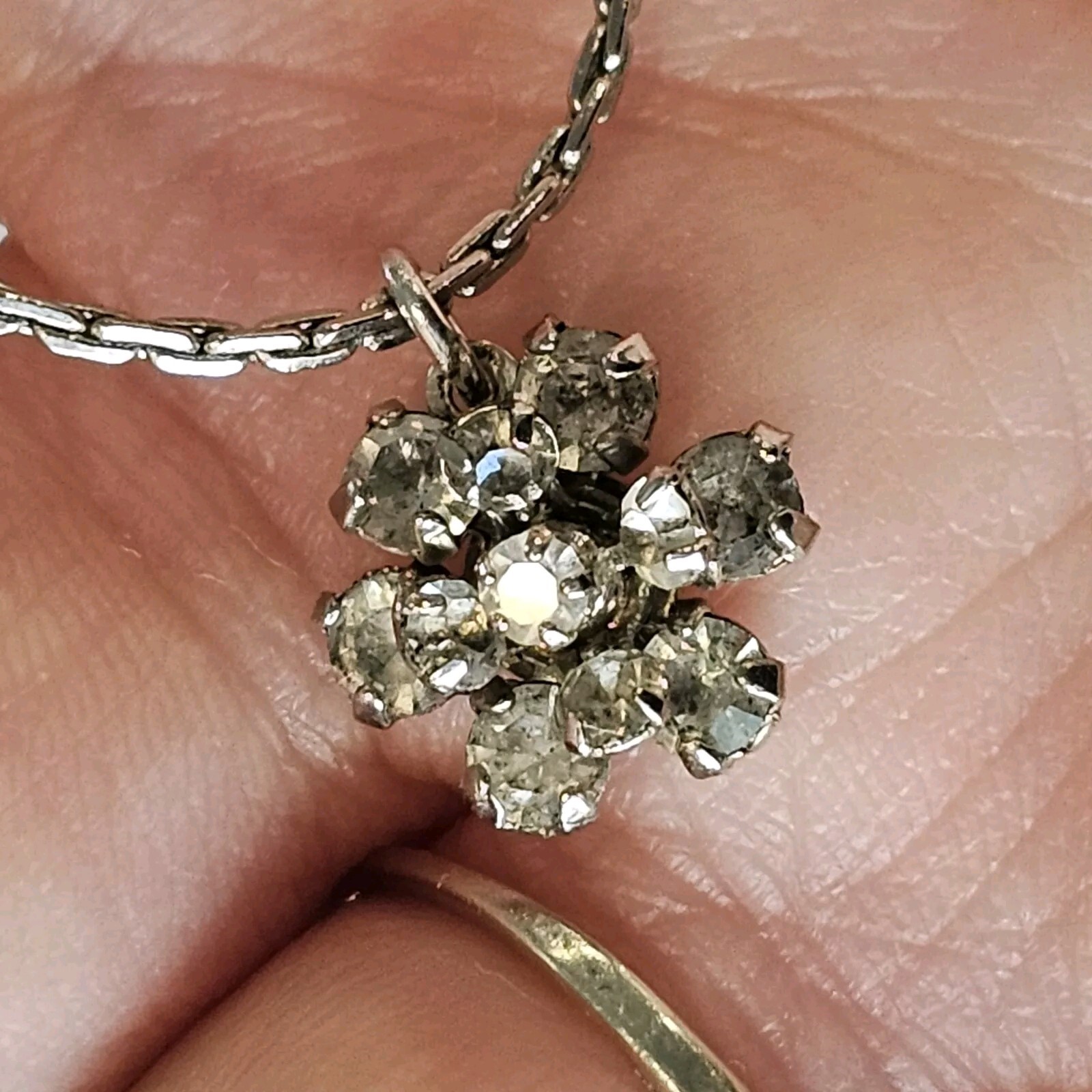 Retro Avon 3D Clear Rhinestone Flower Pendant Necklace Silver Tone Dainty 18″