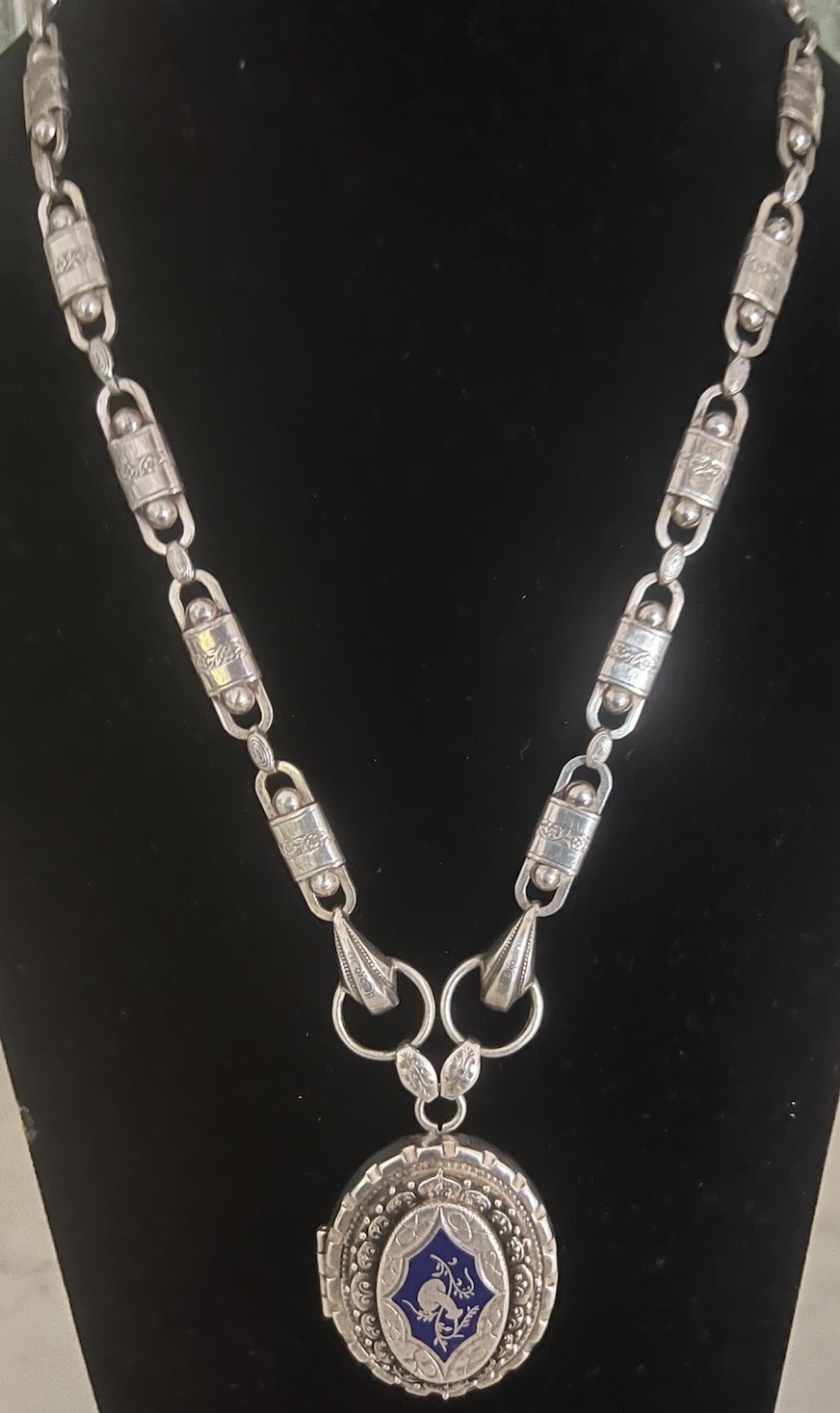 VICTORIAN REVIVAL GORGEOUS ENAMEL LOCKET SILVER TONE FANCY CUT ETCHED LINKS