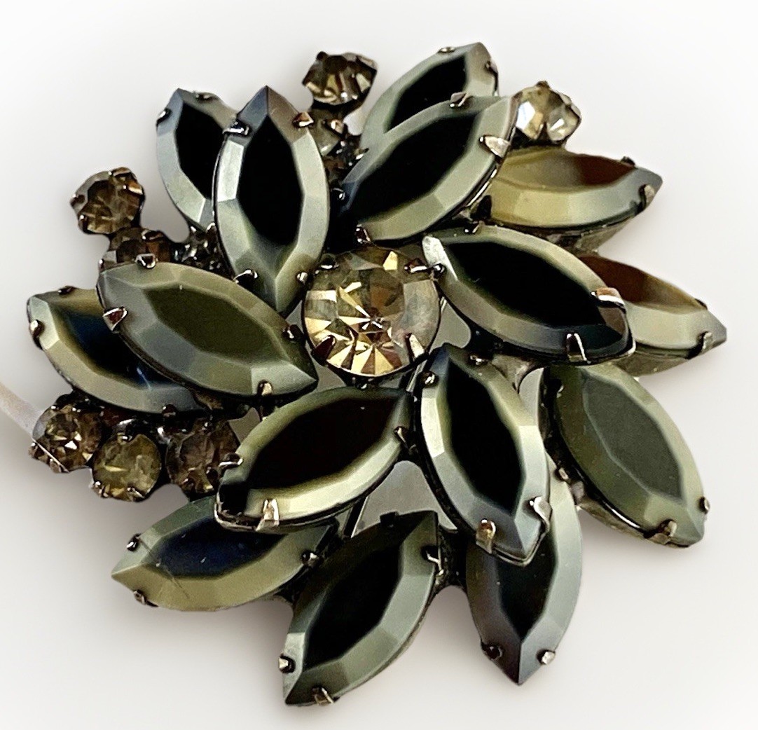 MCM Juliana D&E/ DeLizza Elster Black Crystal Pinwheel Brooch, 1-7/8″W