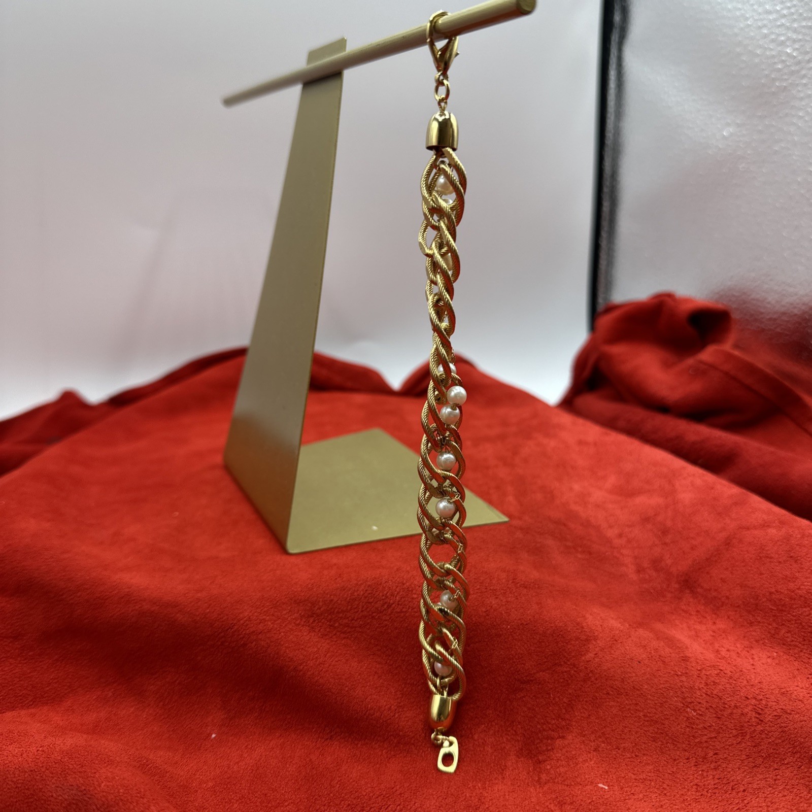 Vintage Gold Toned Links w/ cute little pearls bracelet.6” long. See pics.