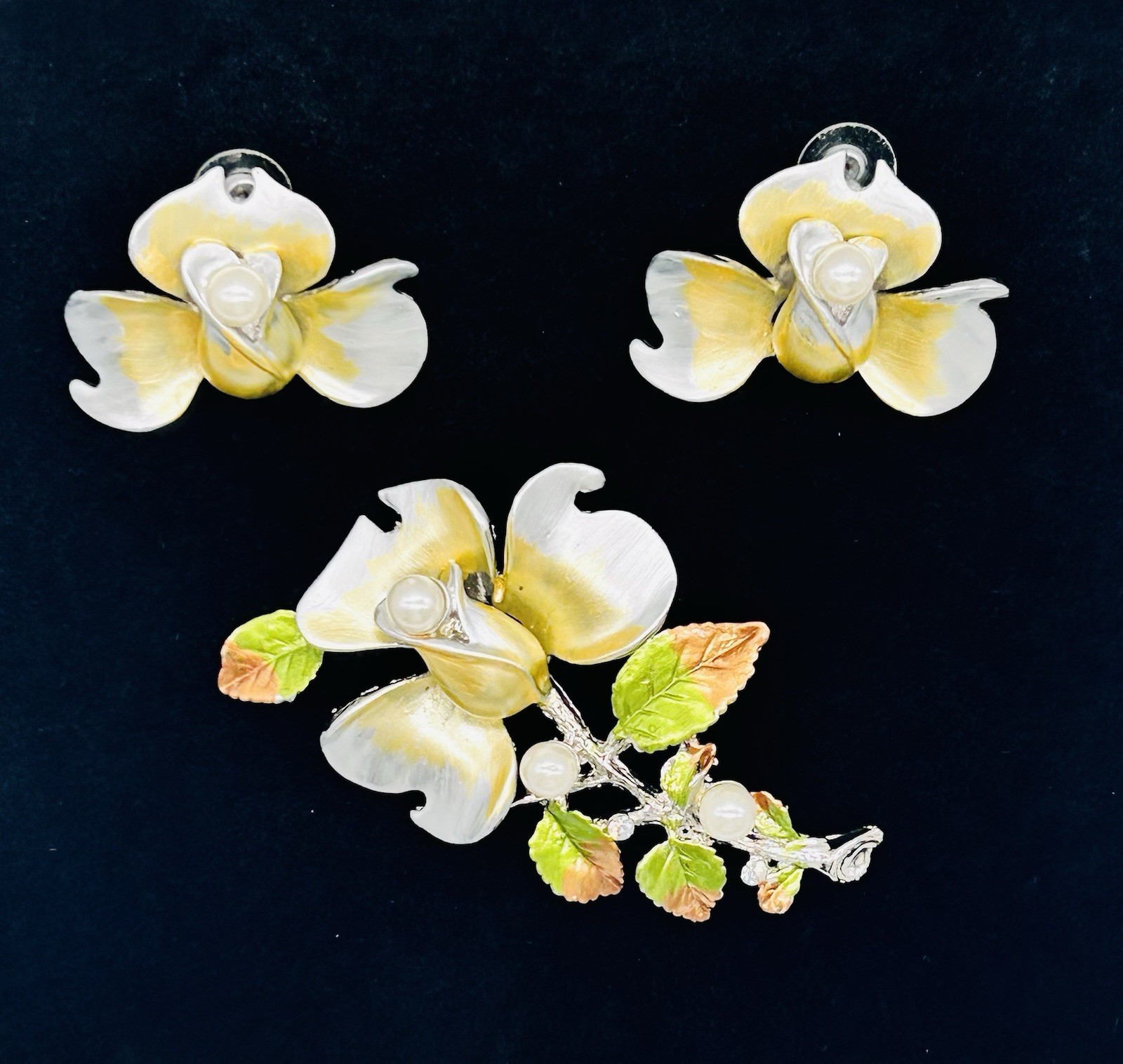 Vtg-Heavy-SILVER Tone-White Yellow Flower-POST EARRINGS & BROOCH/Pendant SET