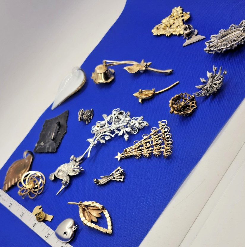 VTG Brooch & Lapel Pin Jewelry Lot Mixed Rhinestone Floral Bird Rabbit Mouse 15+