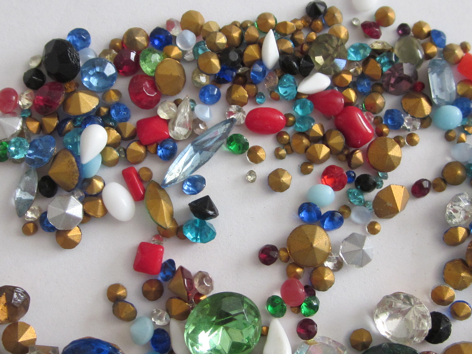 325 VINTAGE GLASS RHINESTONES & SOLID STONE LOT REPAIR JEWELRY LOOSE ASSORTMENT