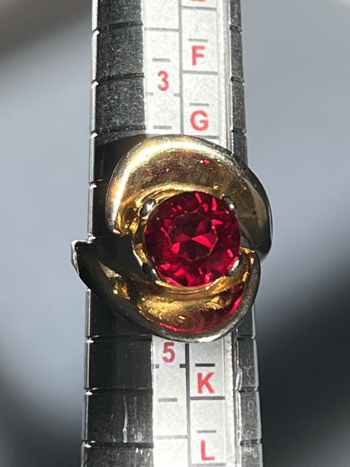 VTG Red Crystal Solitaire Gold Tone Cocktail Statement Ring Size 4.25