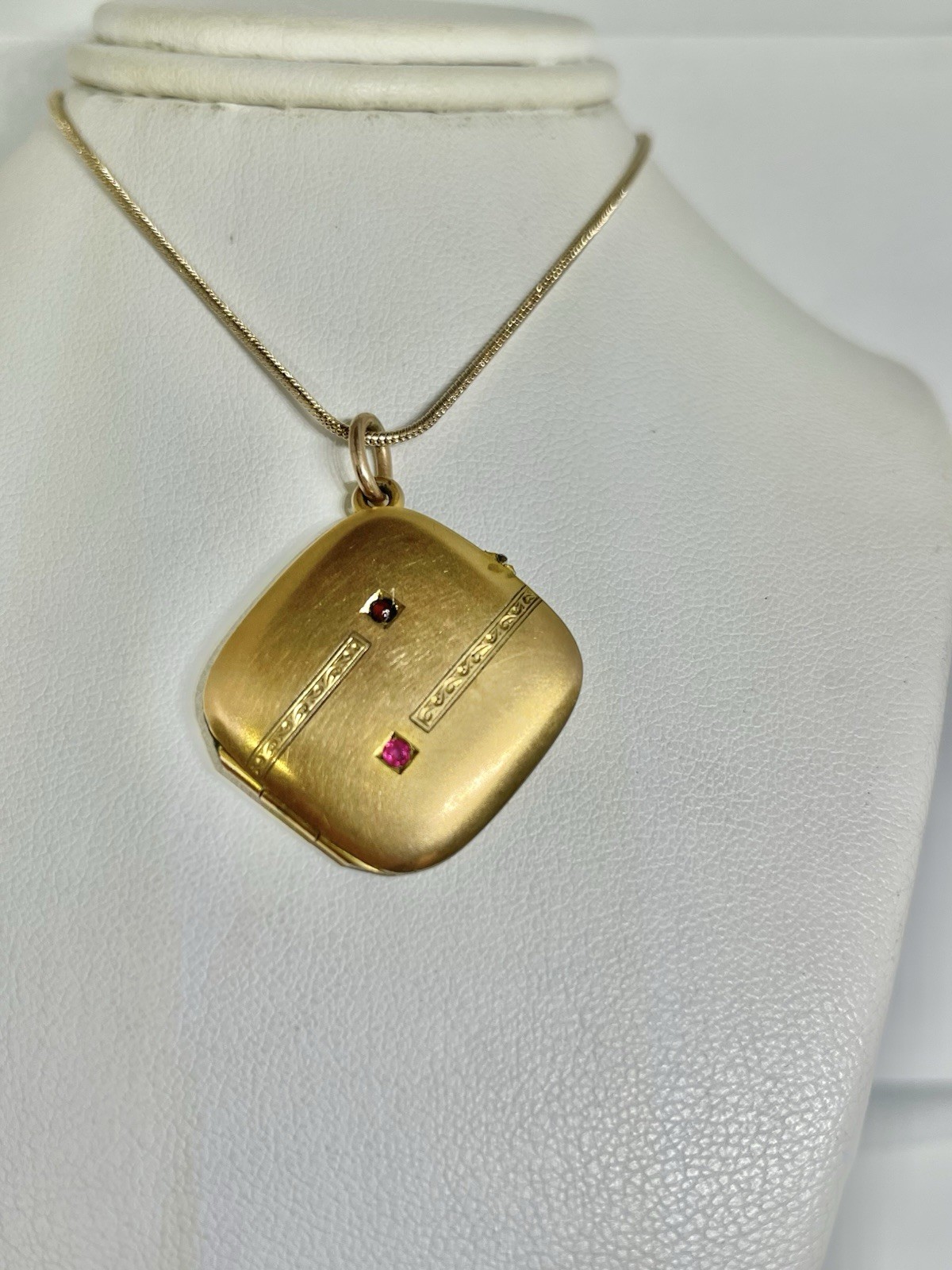 Art Deco Rolled Gold Kite Shaped Engraved Enamel Black Line Pendant Necklace 18”