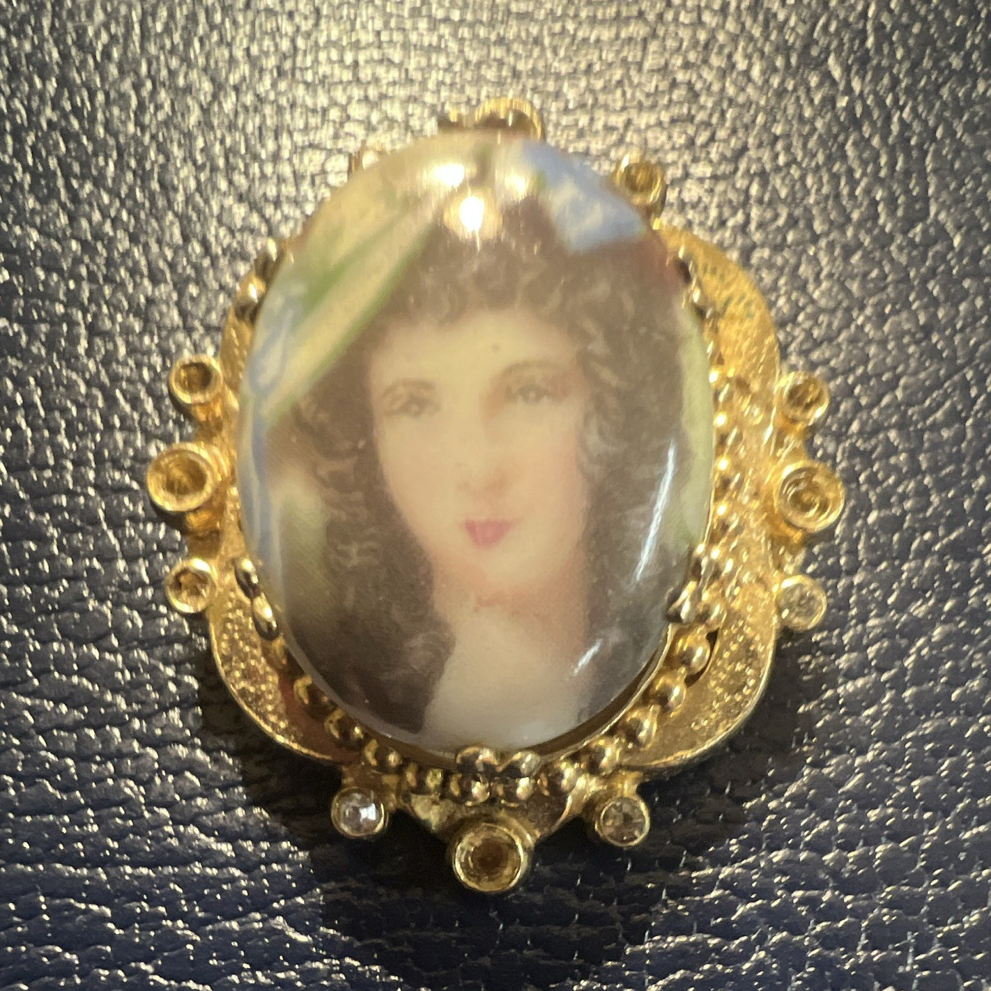 Oval Cameo-Style Portrait Brooch Pin, Gold Tone, Unisex Adults