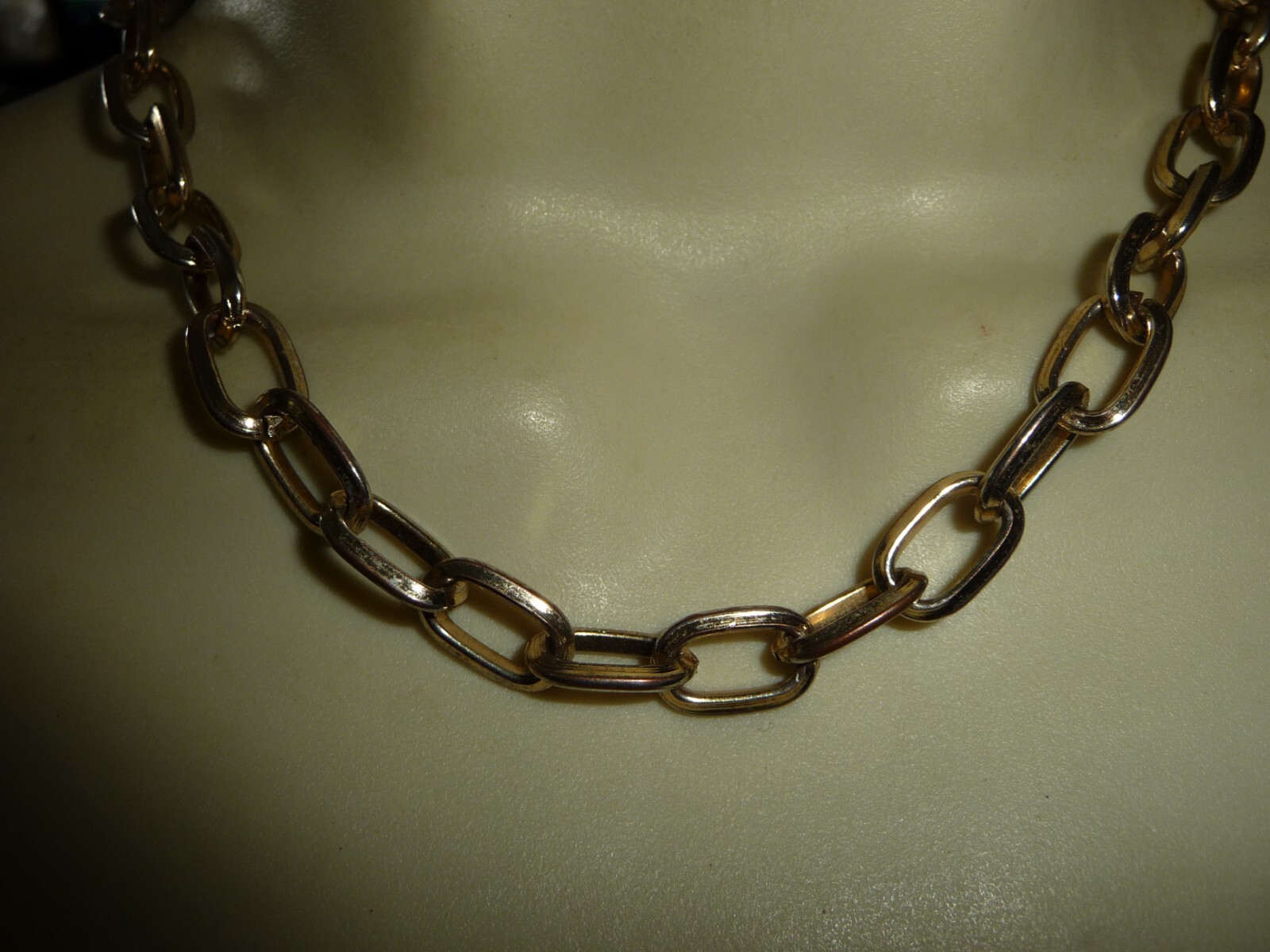 ELONGATED GOLD TONE CHAIN LINK COLLAR 1/4” W NECKLACE #28/10
