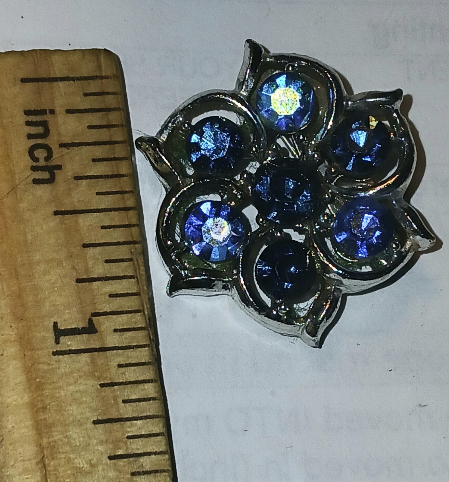 Blue crystals in silver metal setting round brooch/pin