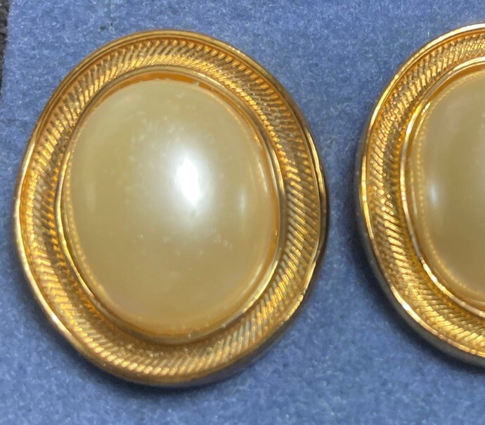 Vintage Avon N.A. Goldtone And Faux Pearl Earrings.