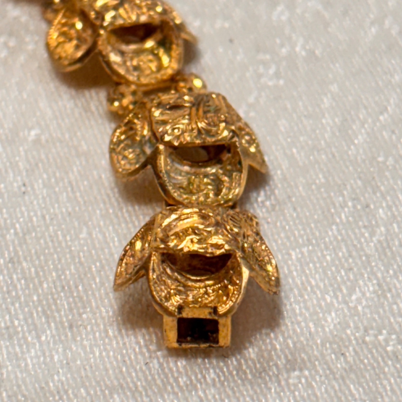 BRACELET goldtone metal temple lightweight box clasp NO BELL vintage 6 1/4″ circ