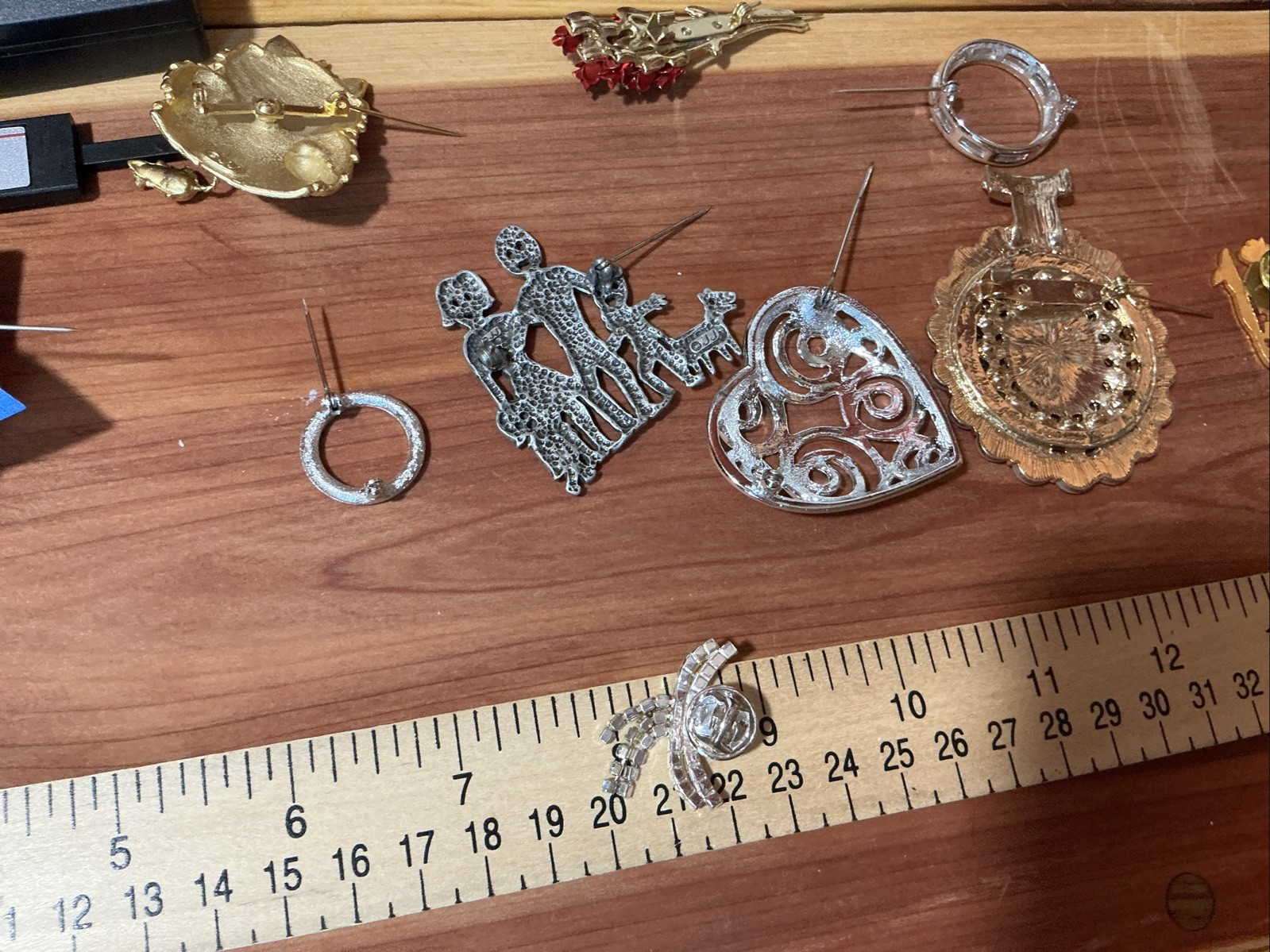 Vtg Jewelry Lot Of 10 JJ DM & Unsigned Mixed Metals Brooches Color Stones