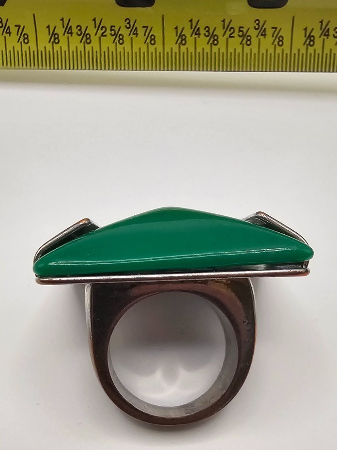 Vintage modernist ring with silver tone base metal alloy with lucite stone SZ 7