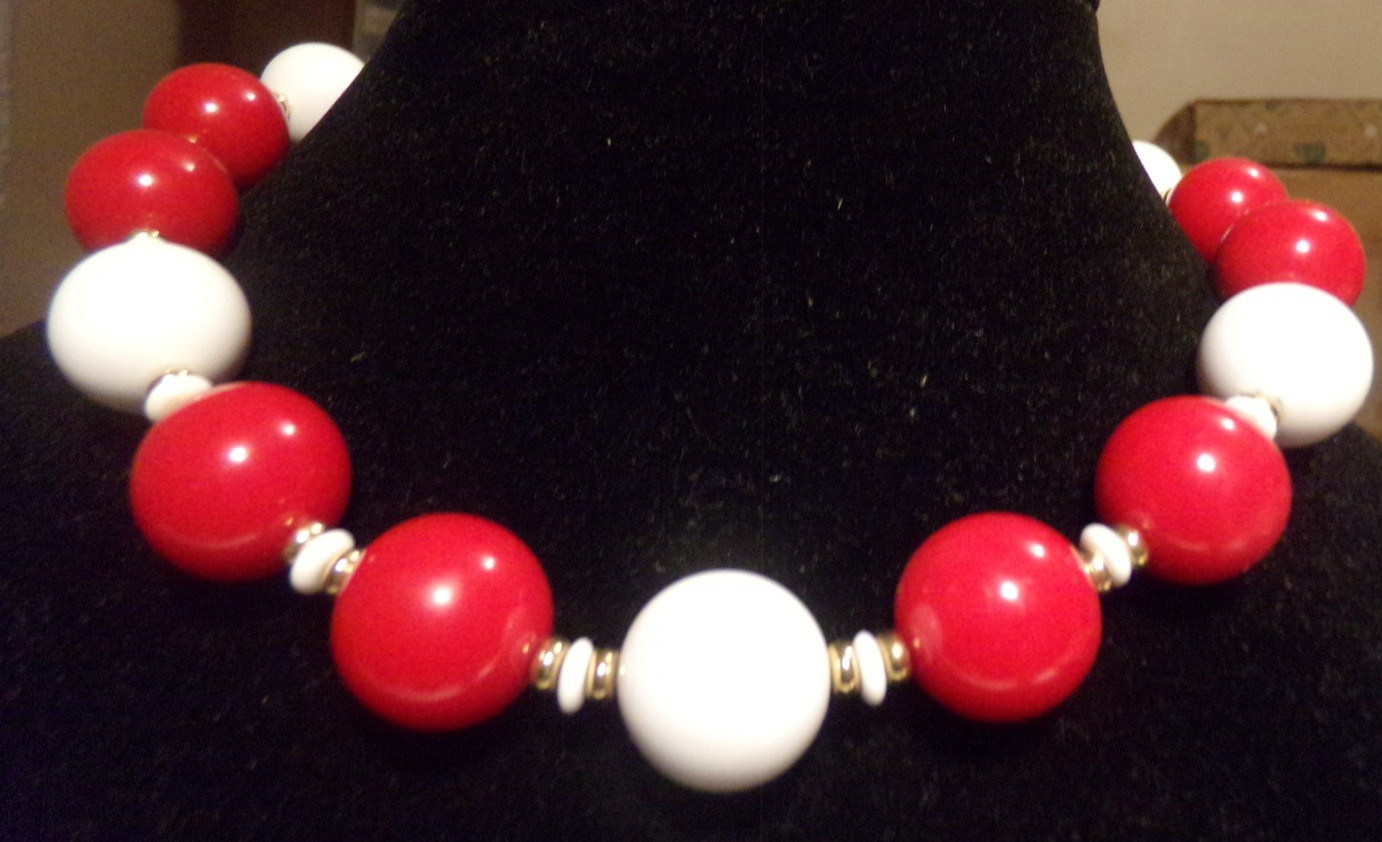 VTG 1970’S MONET LARGE RED WHITE ACRYLIC LUCITE BEADED COLLAR NECKLACE 17.5″
