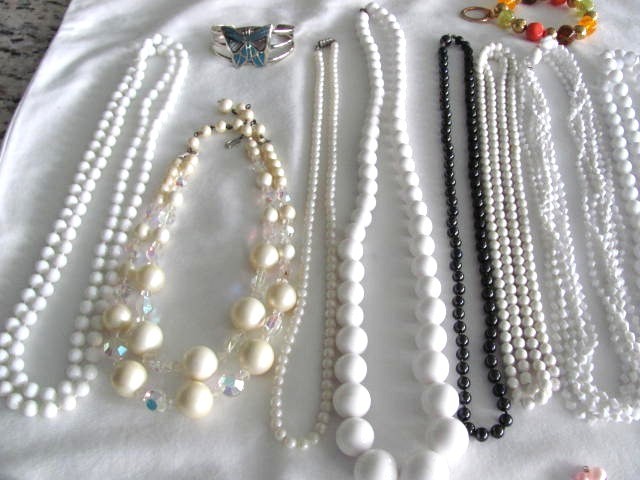 LOT OF 17 PIECES OF VINTAGE COSTUME JEWELRY NECKLACES & BRACELETS ALL WEARABLE