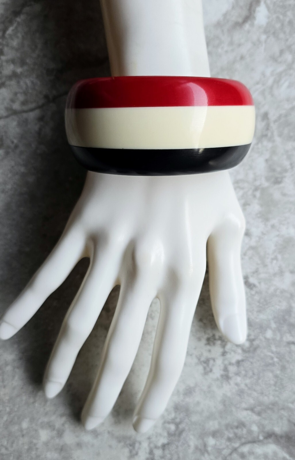 VTG MOD LAYERED STRIPED LAMINATE LUCITE BANGLE BRACELET RED BLACK CREAM STRIPES