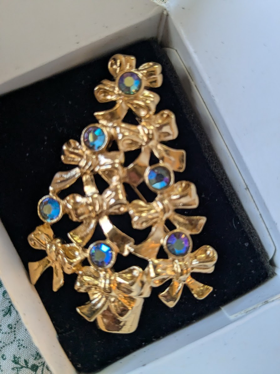vintage Avon Christmas Tree Gold Tone Pin Brooch with Rhinestones & Box