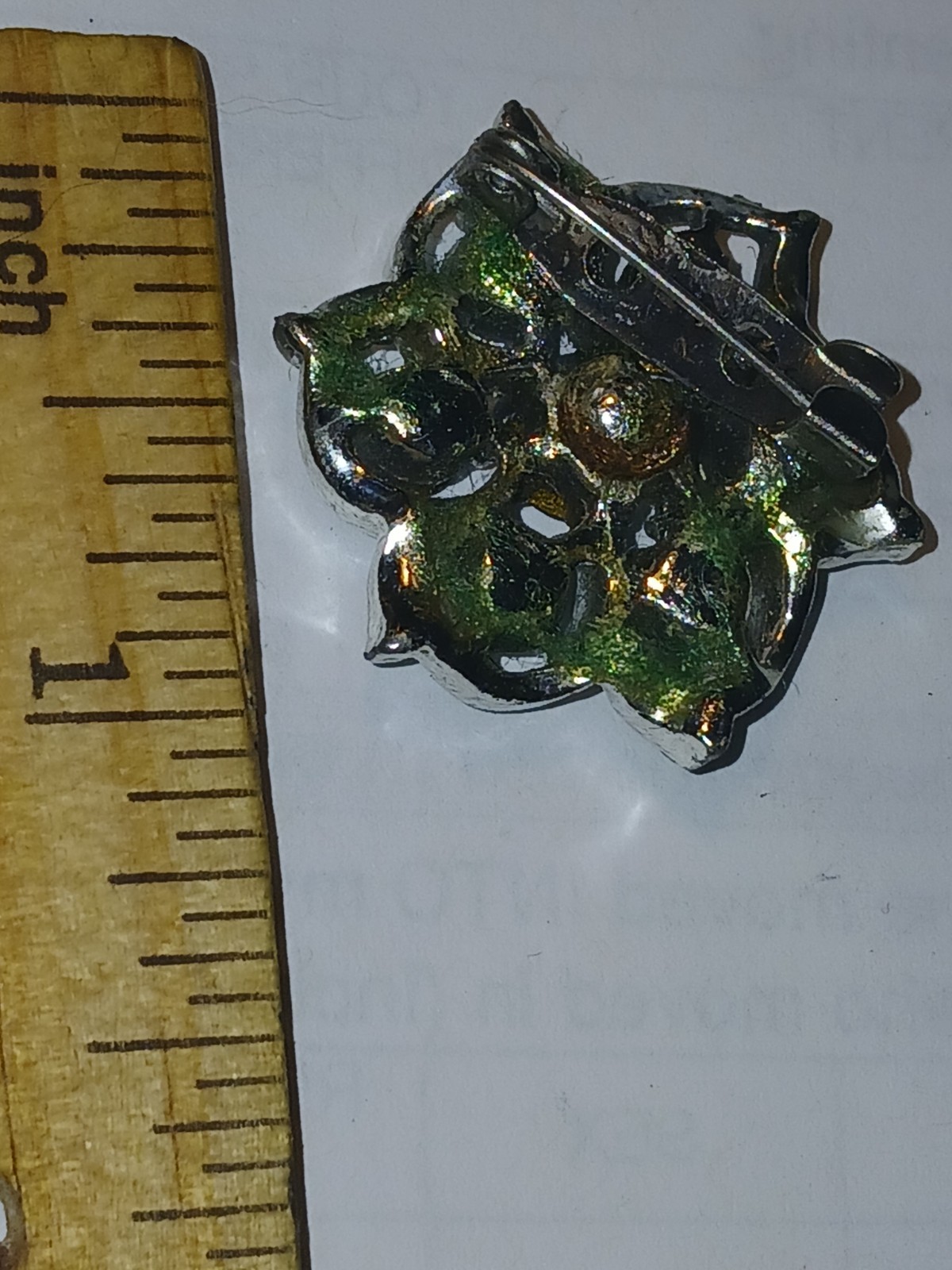 Blue crystals in silver metal setting round brooch/pin