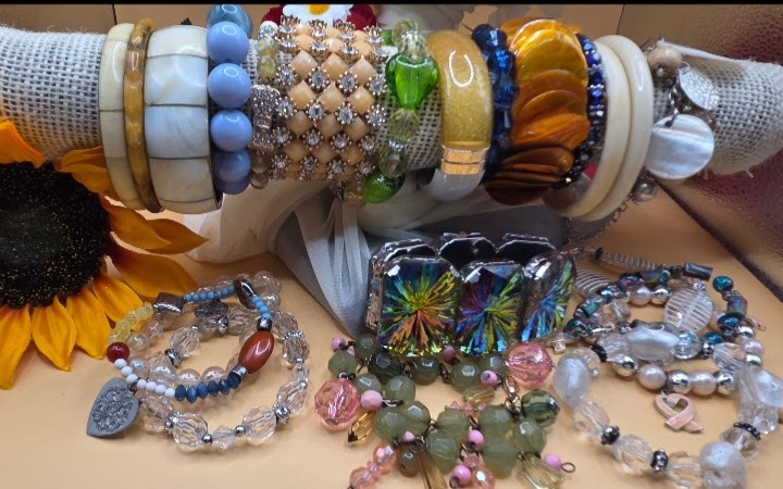 VINTAGE TO NOW BRACELET LOT 23+ FASHION COSTUME BRACELET LOT CUTE ASSORTMENT #1