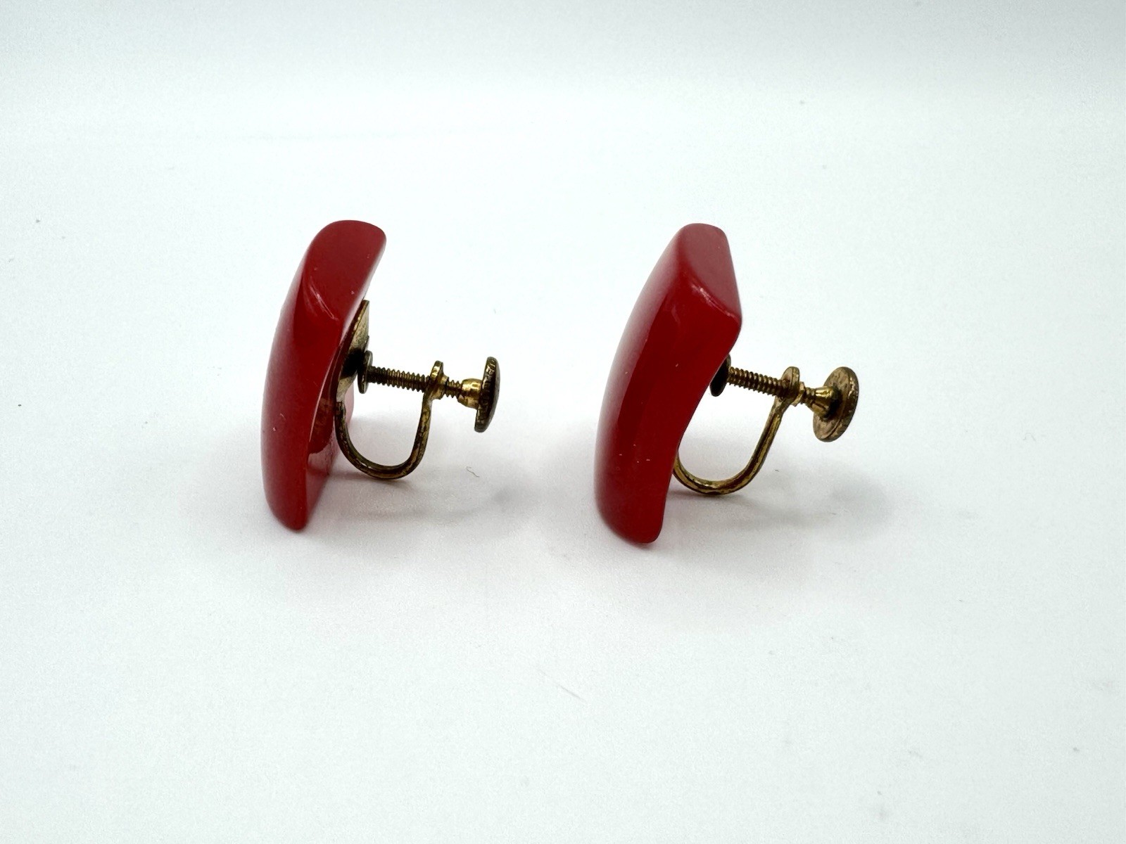 Vtg 40s Cherry Red BAKELITE Rectangle Square Domed Screw Back Earrings TESTED 1”