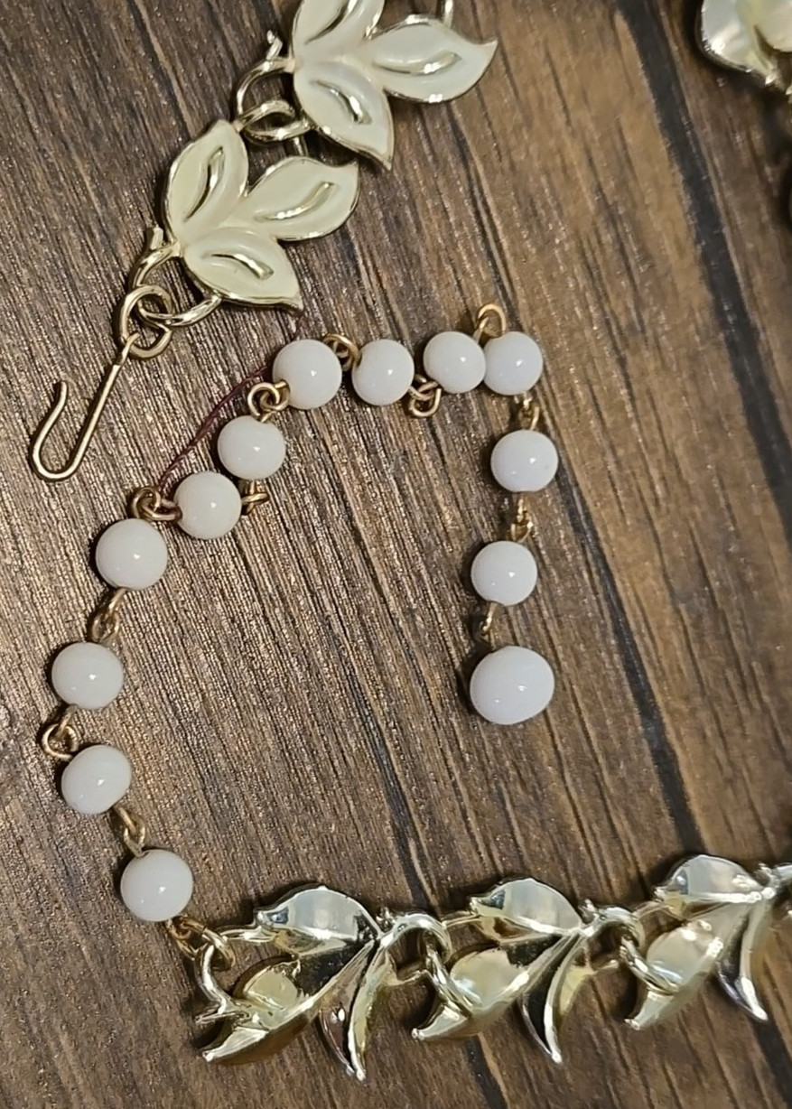 Coro Vintage White Enameled Leaves Necklace 17″